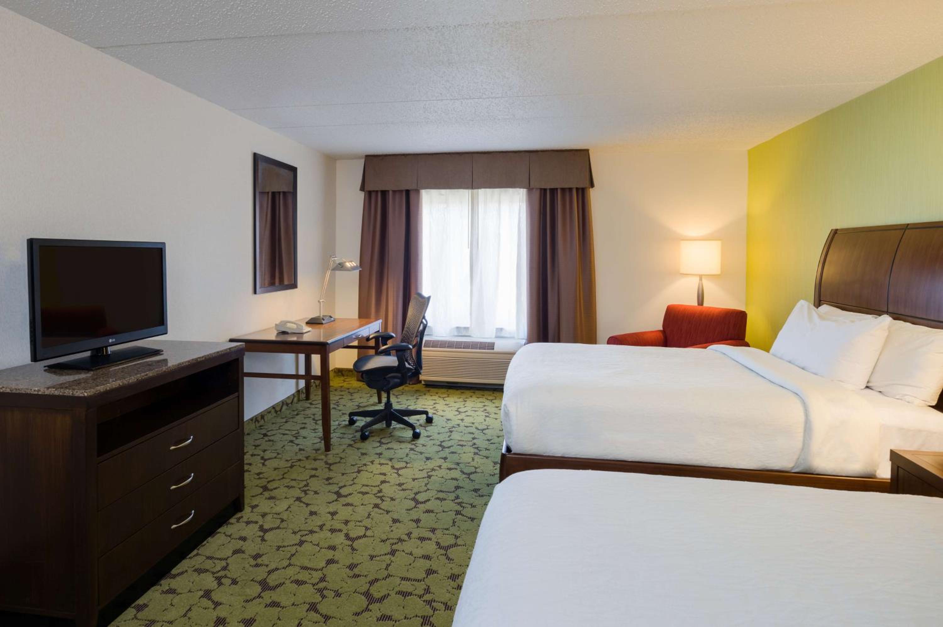 Queen Room with Two Queen Beds - Photo 3