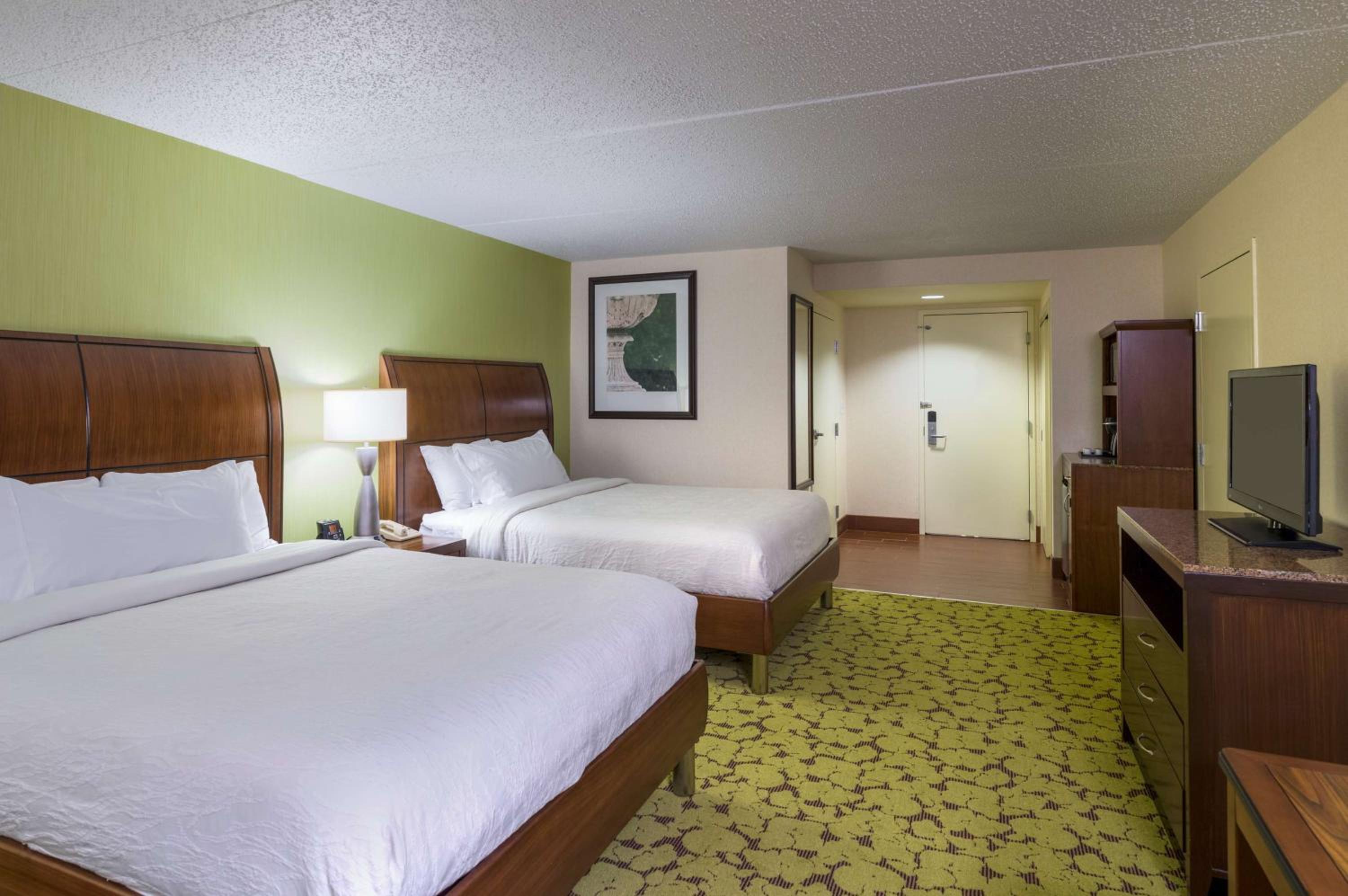 Premium Queen Room with Two Queen Beds - Photo 3