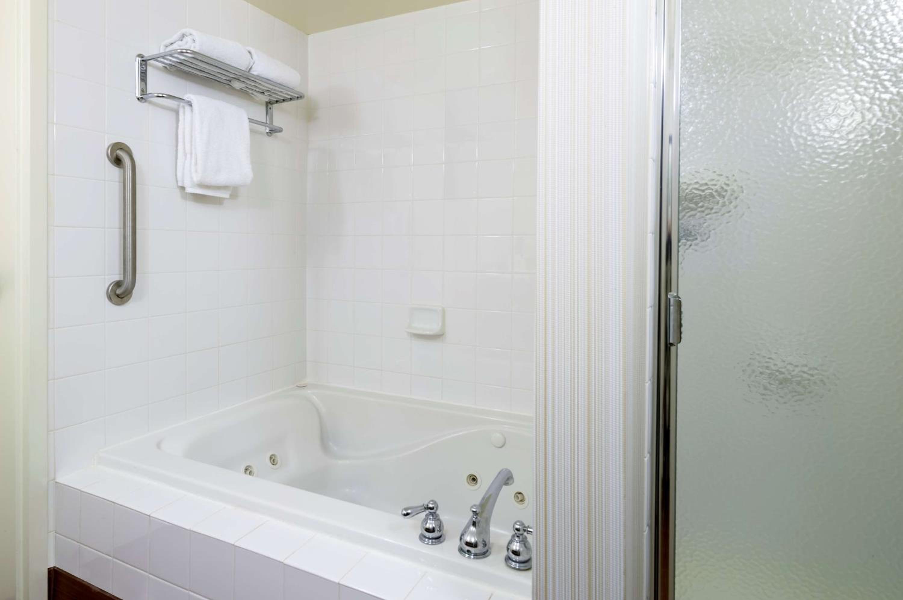 King Room with Whirlpool - Photo 4