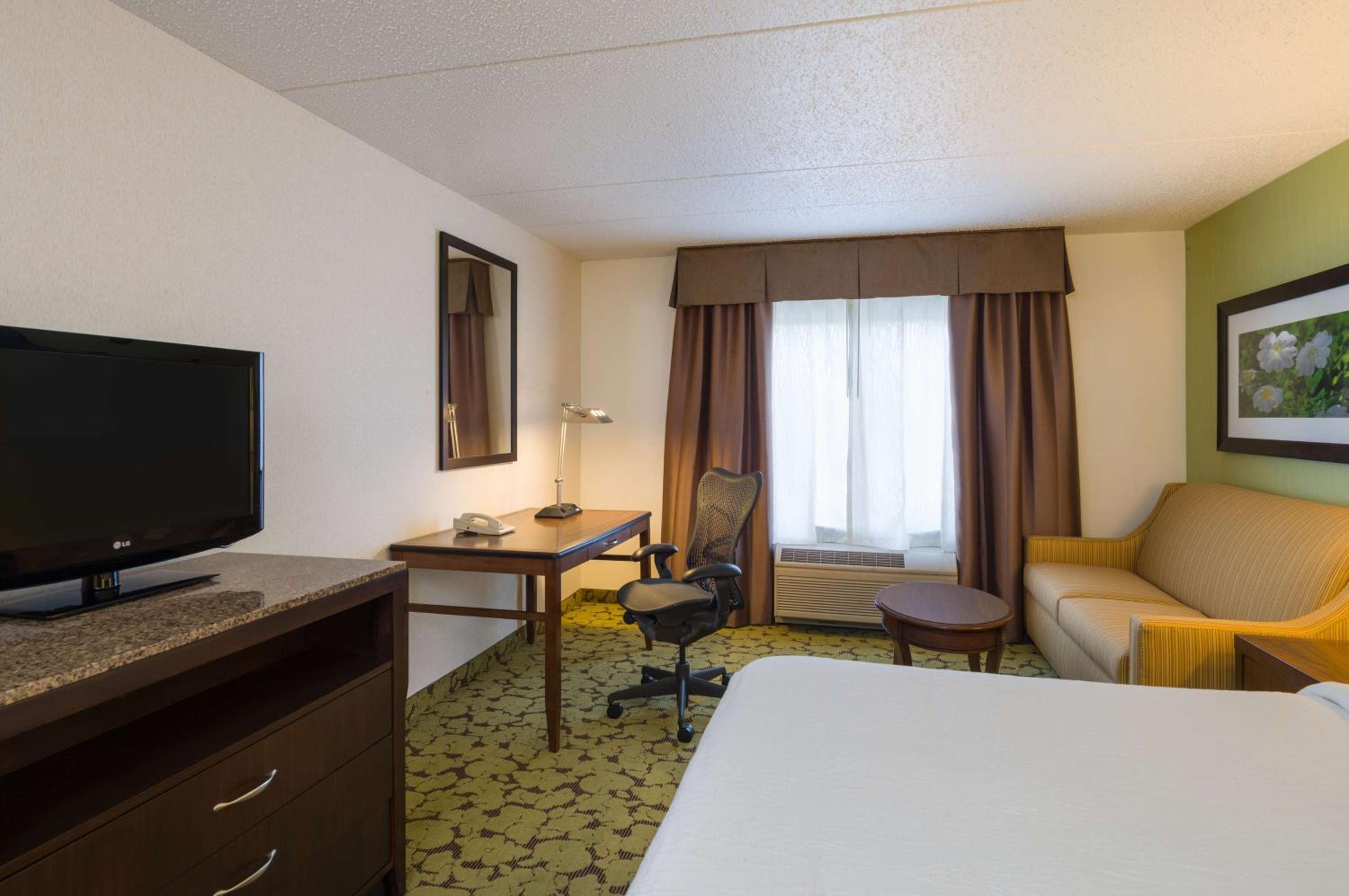 King Room with Sofa Bed - Photo 3