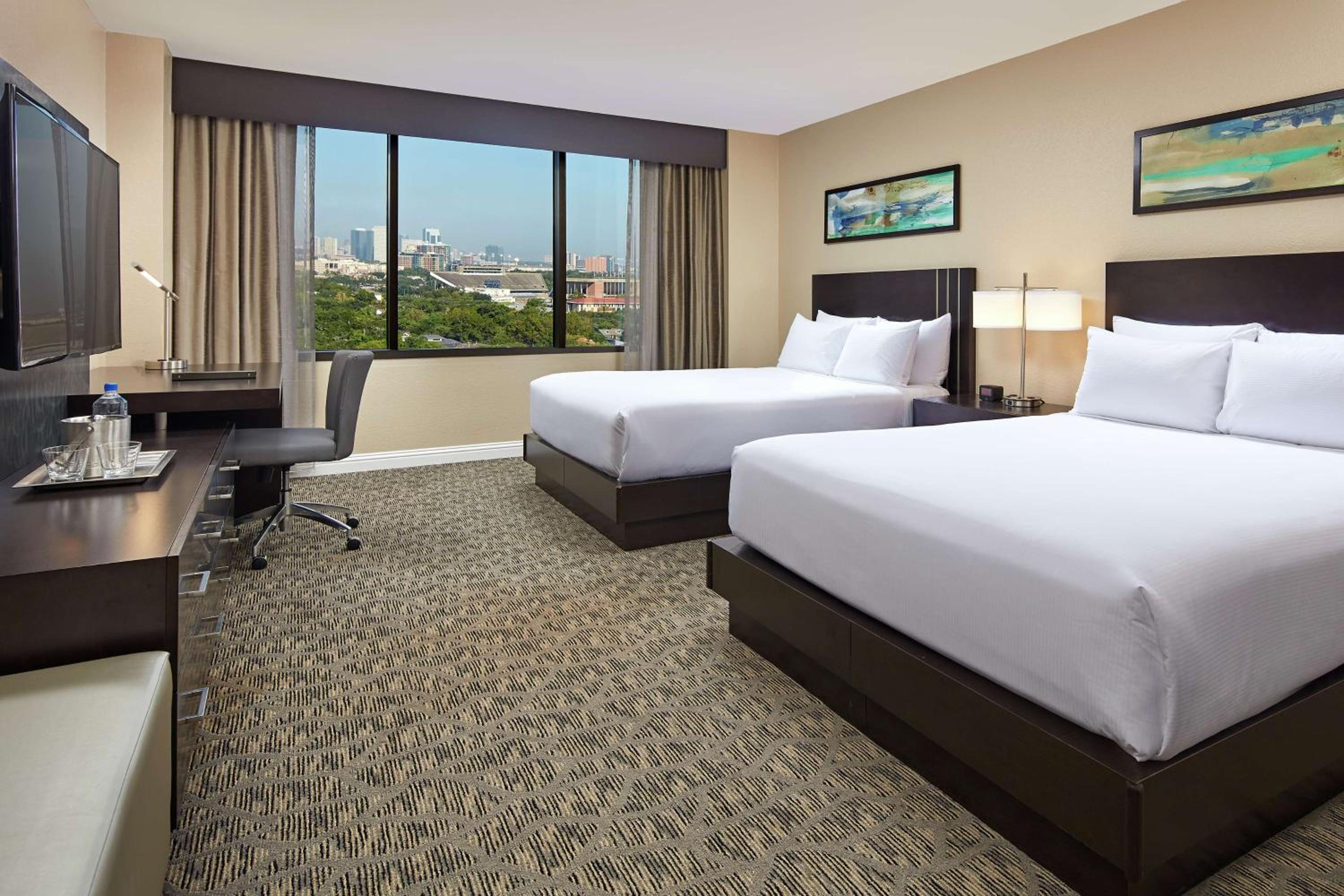 One-Bedroom Double Suite with Mobility and Hearing Access Tub - Photo 2