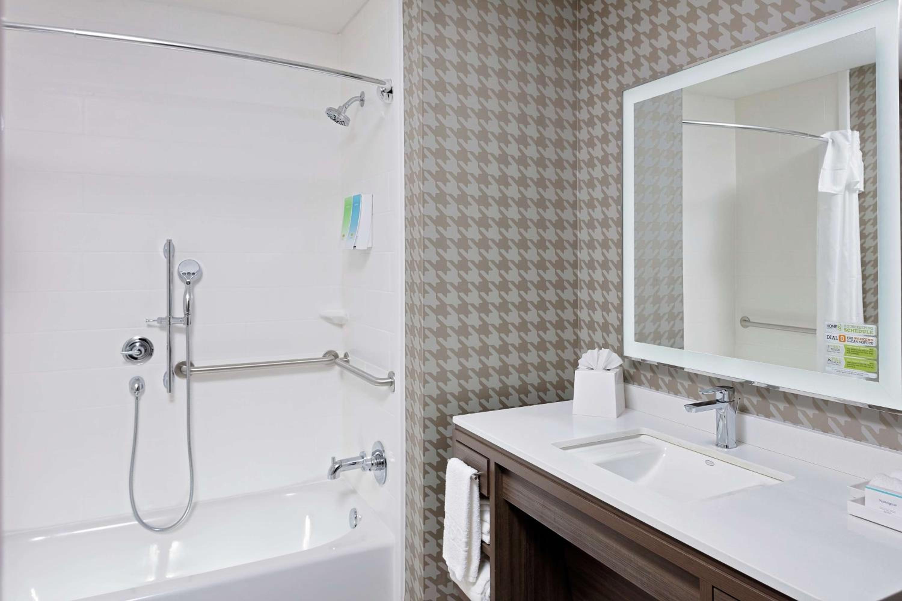 Queen Suite with Two Queen Beds - Mobility Accessible/Non-Smoking - Photo 3