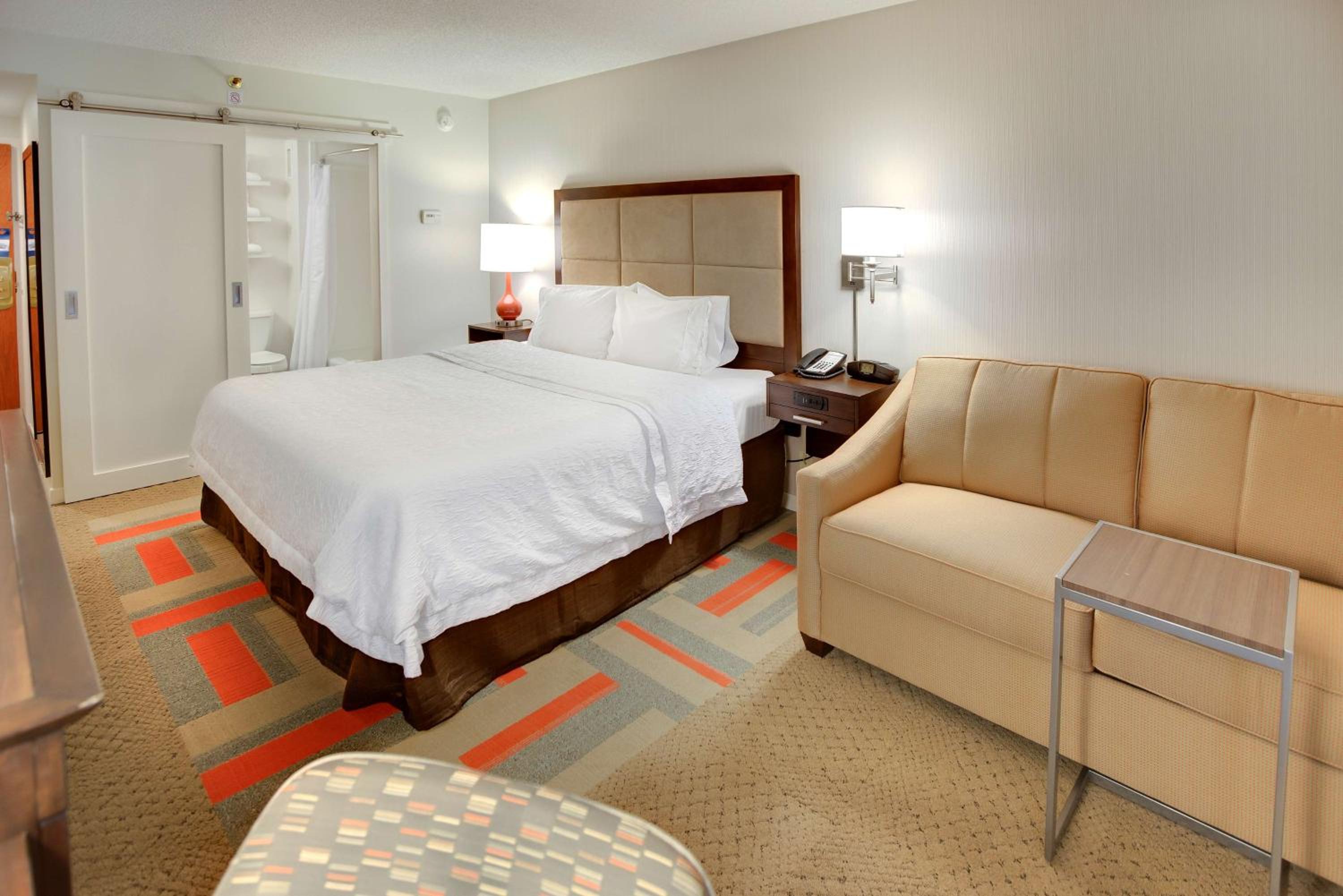 Deluxe King Room - Non-Smoking - Photo 1