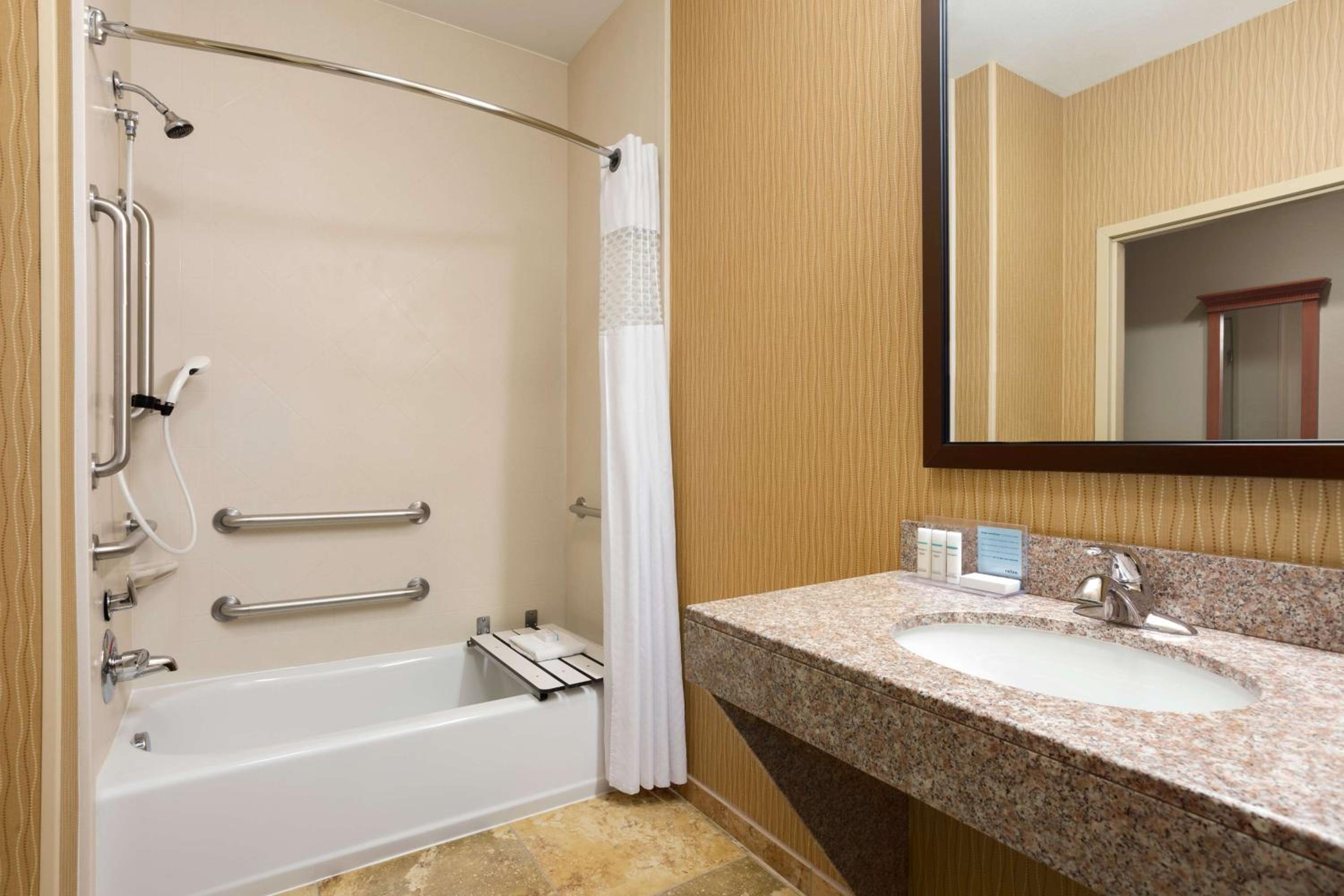 Queen Room with Two Queen Beds - Mobility Access/Non-Smoking - Photo 2