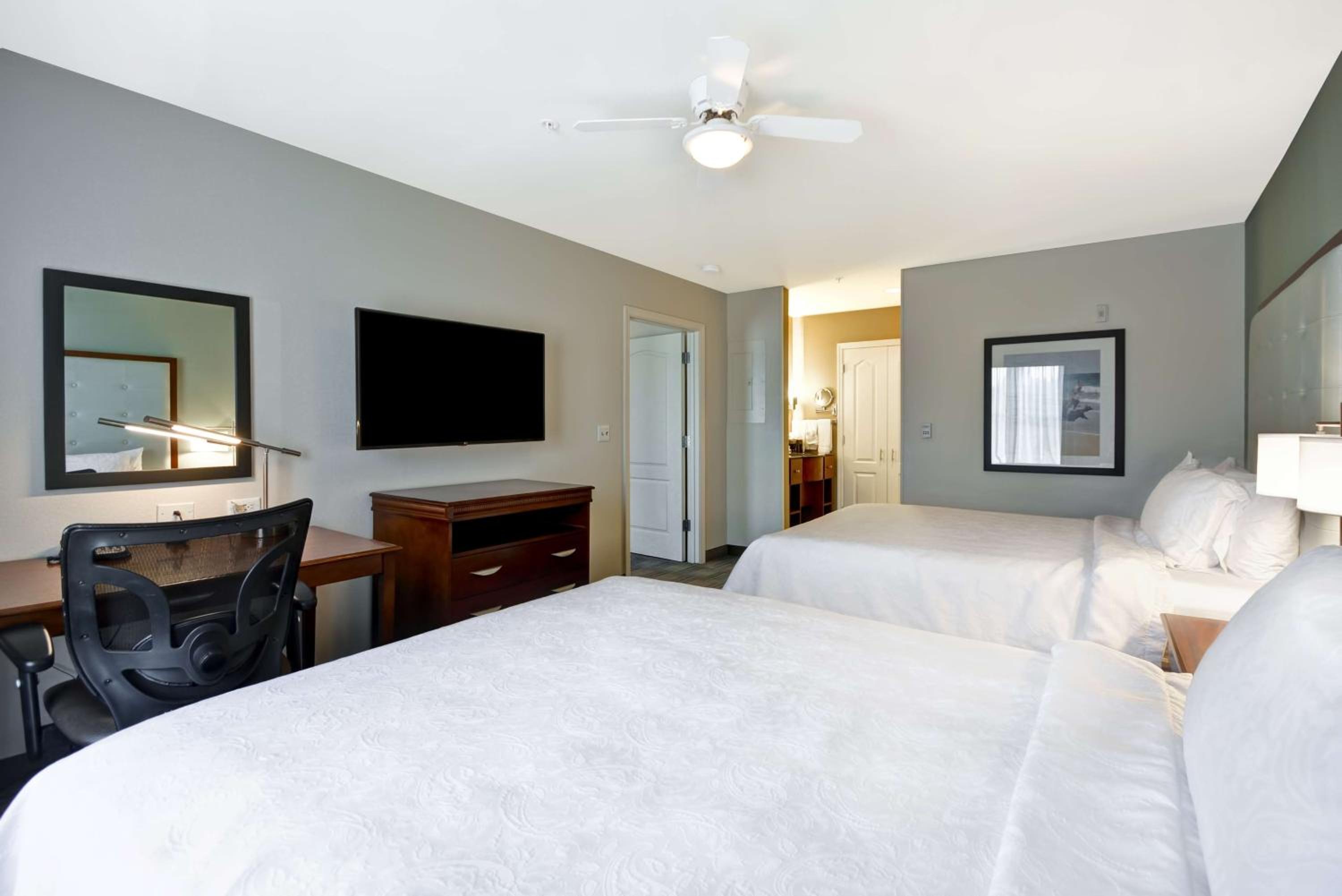 Queen Suite With Two Queen Beds Hearing Access With Roll-In Shower-Non Smoking