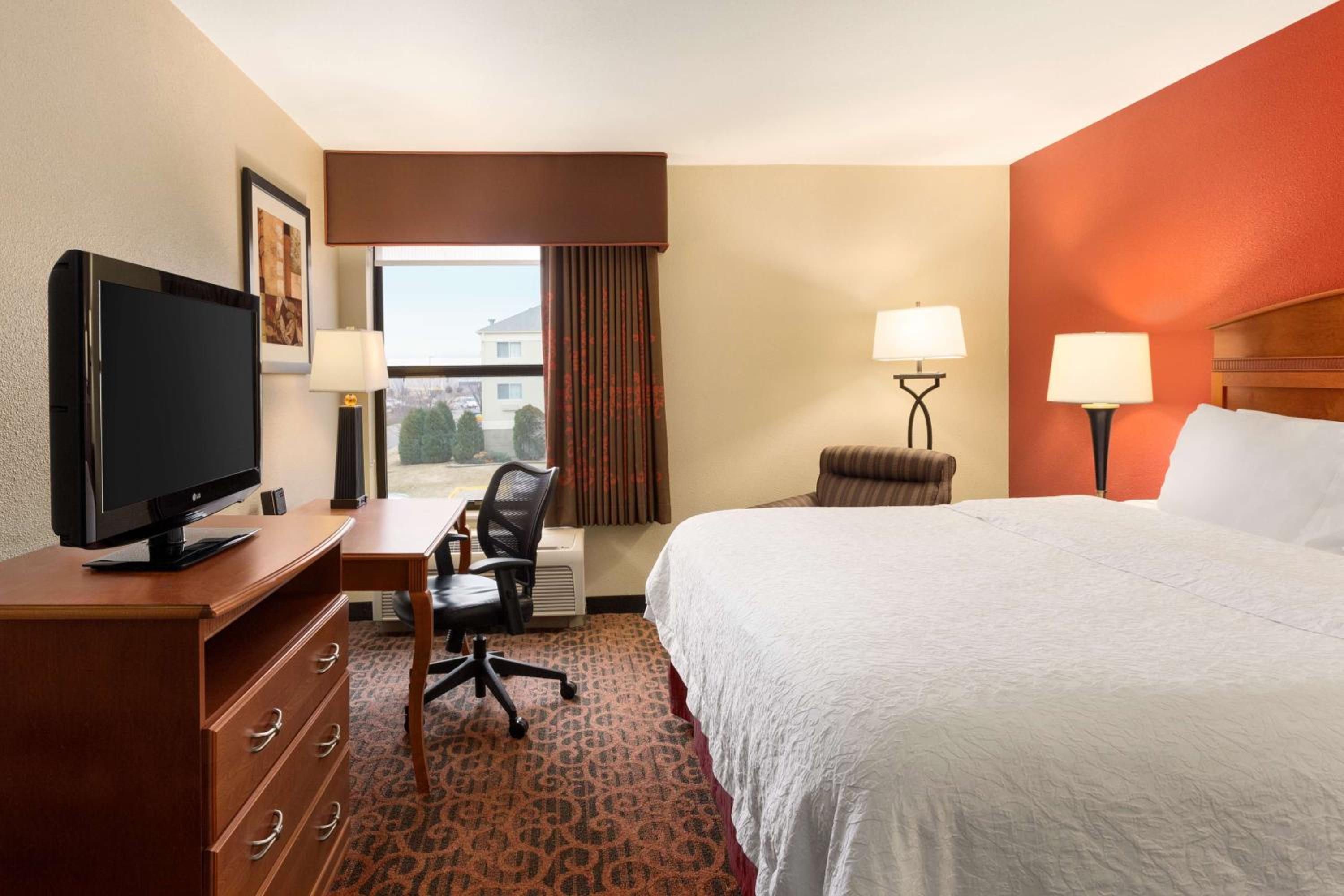 King Room with King Bed - Non-Smoking - Photo 3
