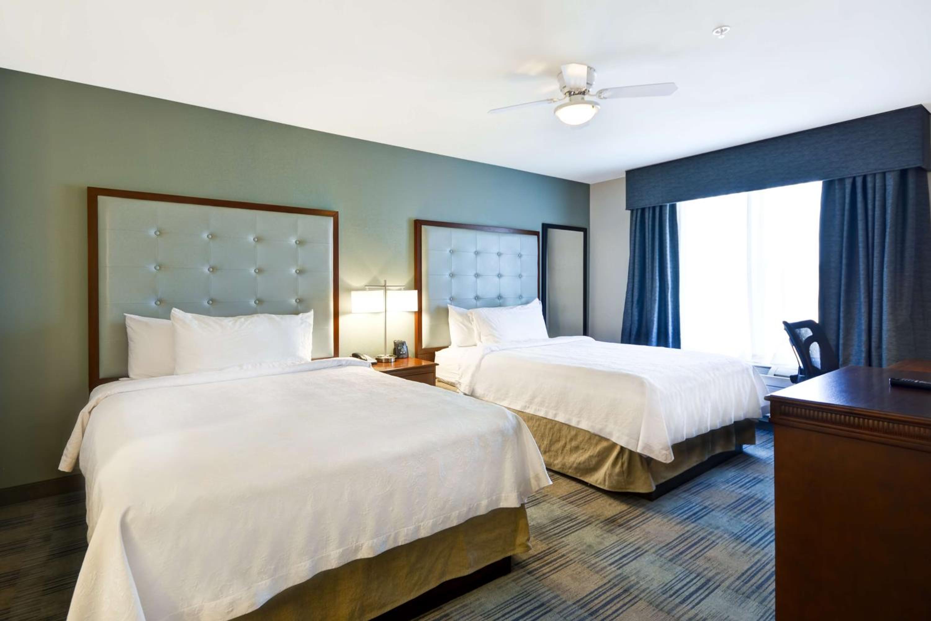 Queen Suite With Two Queen Beds Hearing Access With Roll-In Shower-Non Smoking photo 2