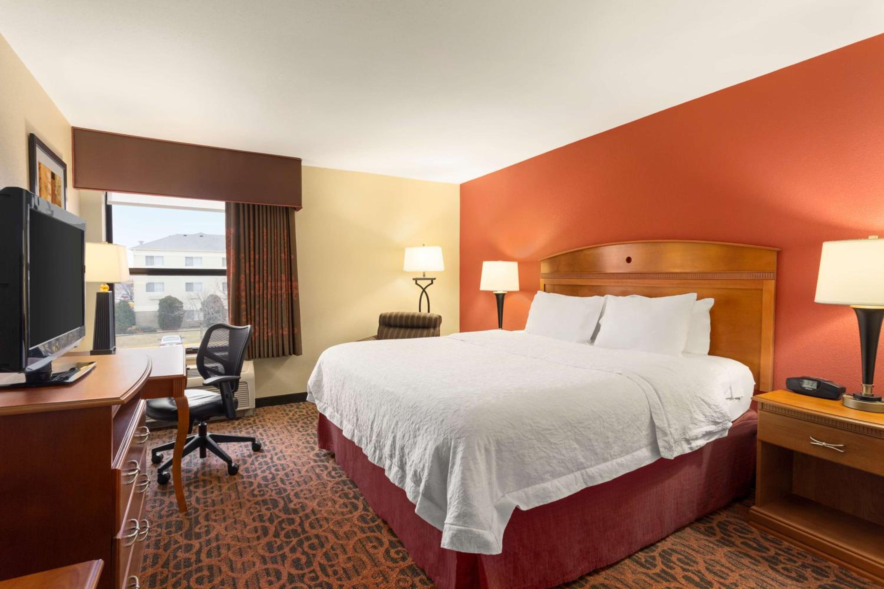 King Room with King Bed - Non-Smoking - Photo 4