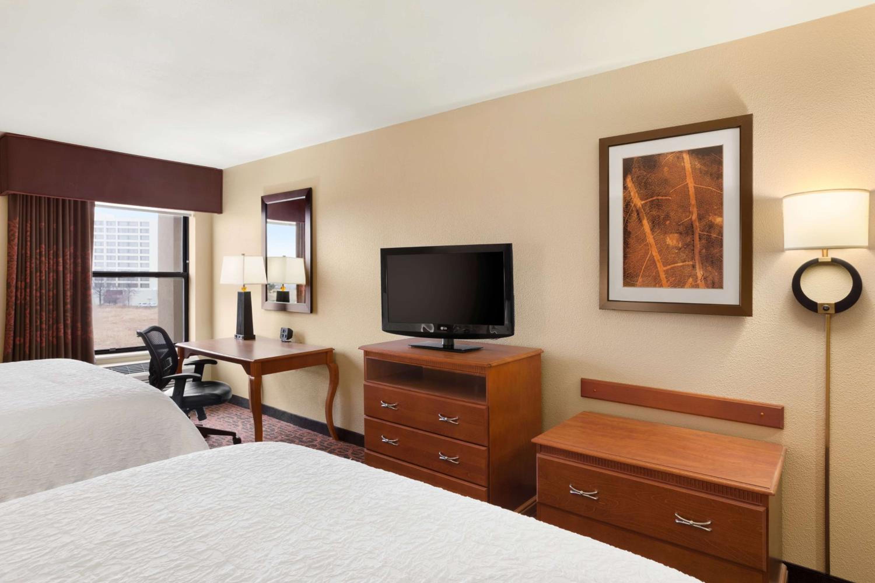 Room with Two Queen Beds - Non-Smoking - Photo 4