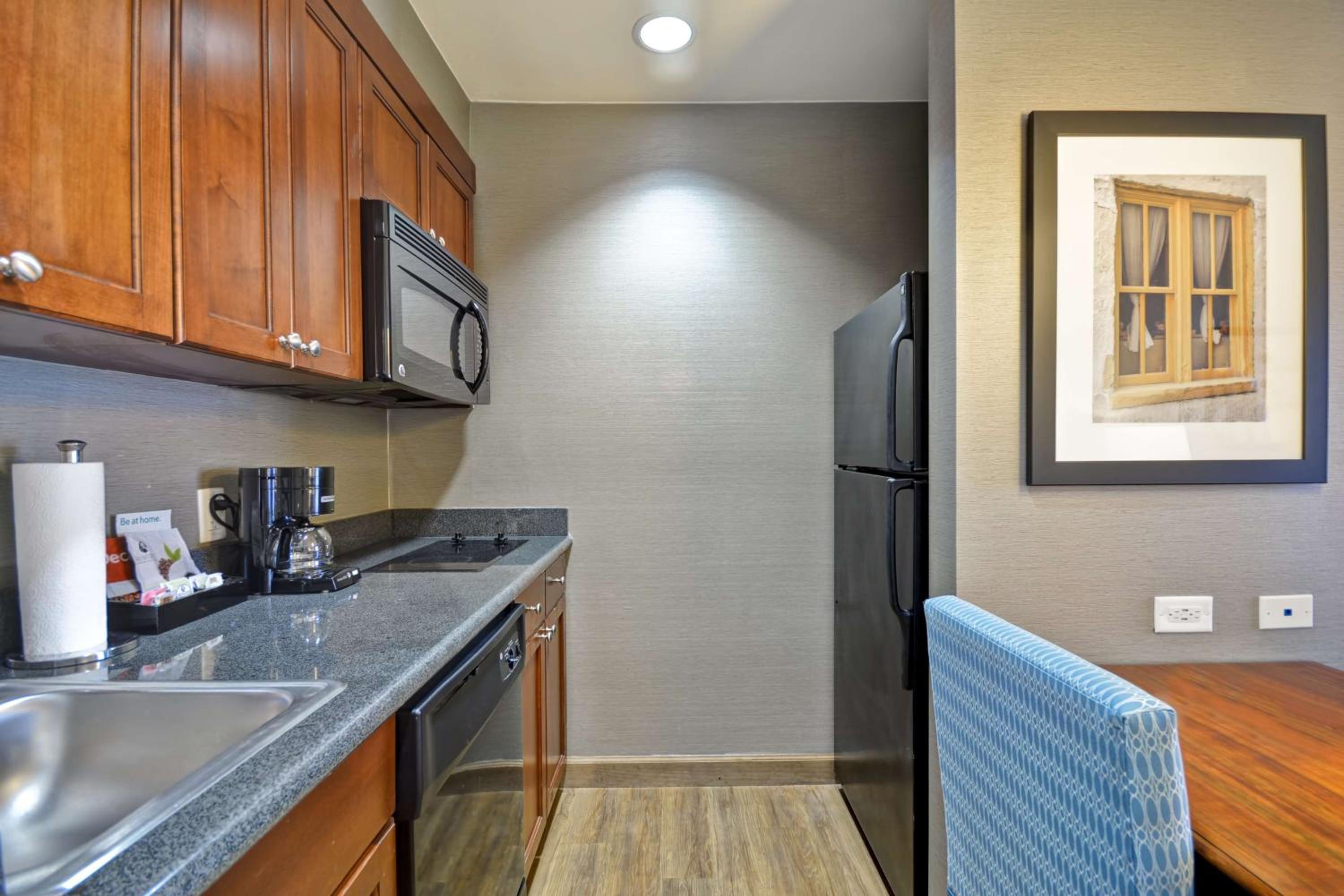 Queen Suite With Two Queen Beds Hearing Access With Roll-In Shower-Non Smoking photo 3