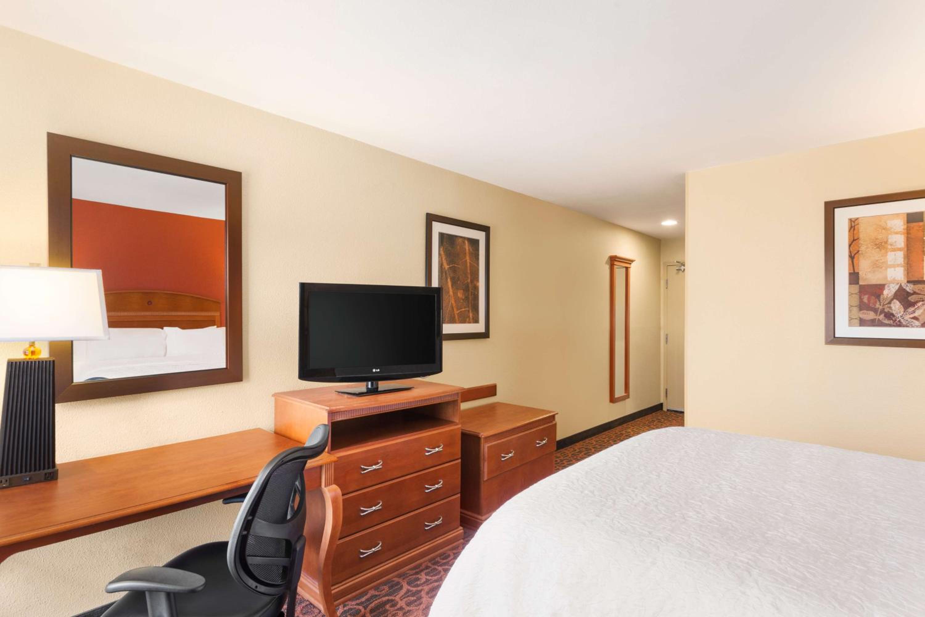 King Room with King Bed - Non-Smoking - Photo 1