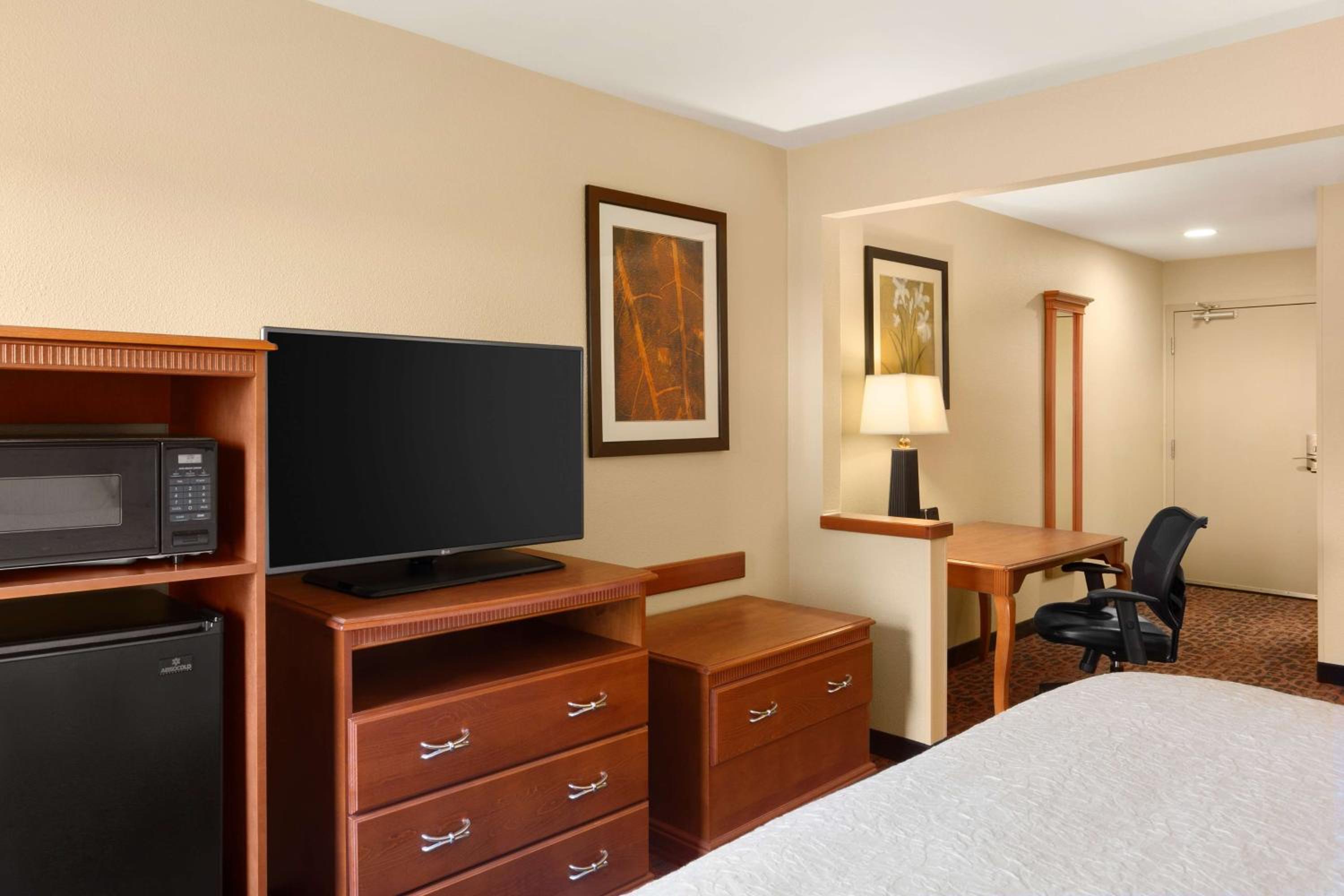 King Room with Sofa Bed and Study - Non-Smoking - Photo 2