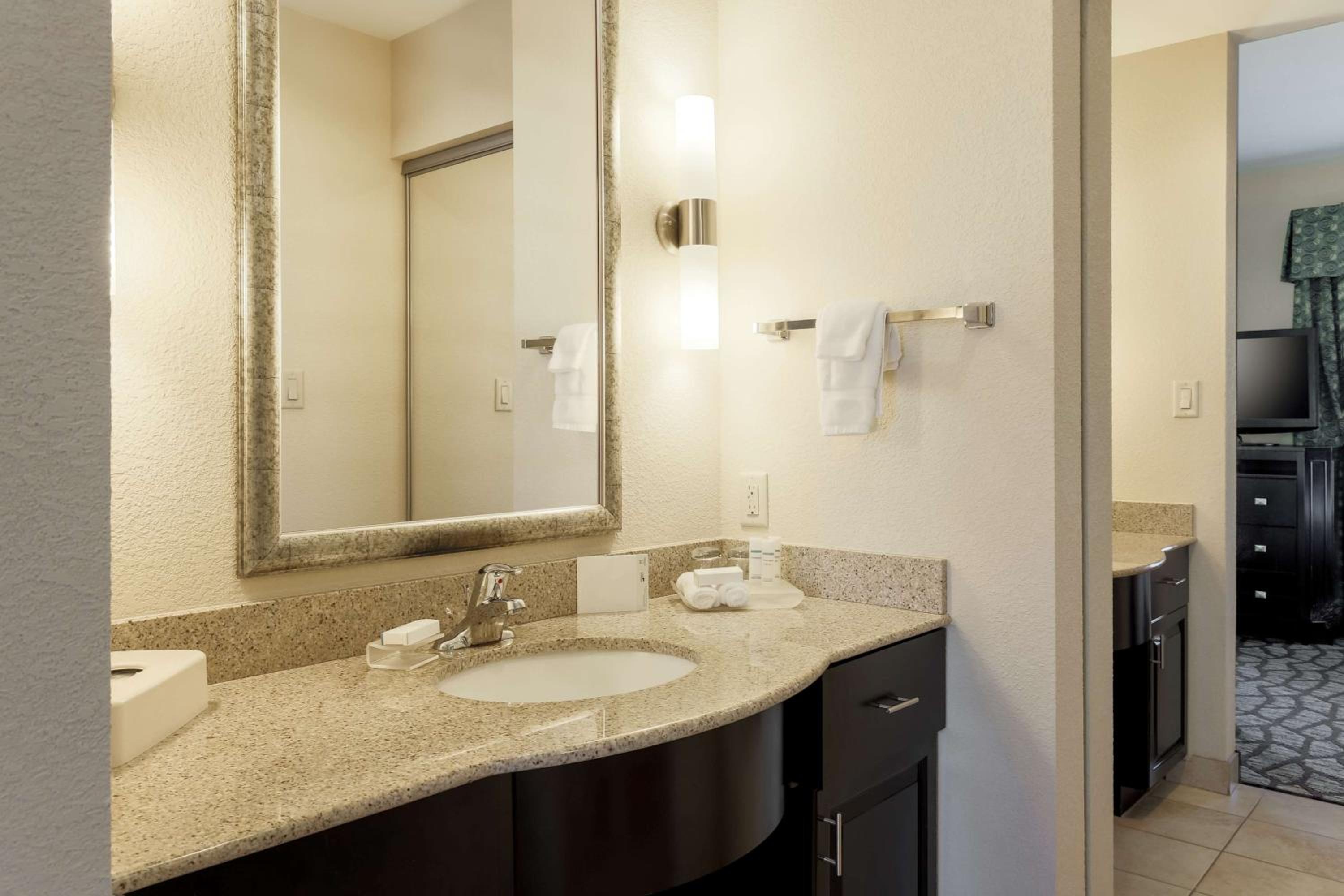 One-Bedroom Queen Suite with Two Queen Beds - Non-Smoking photo 2