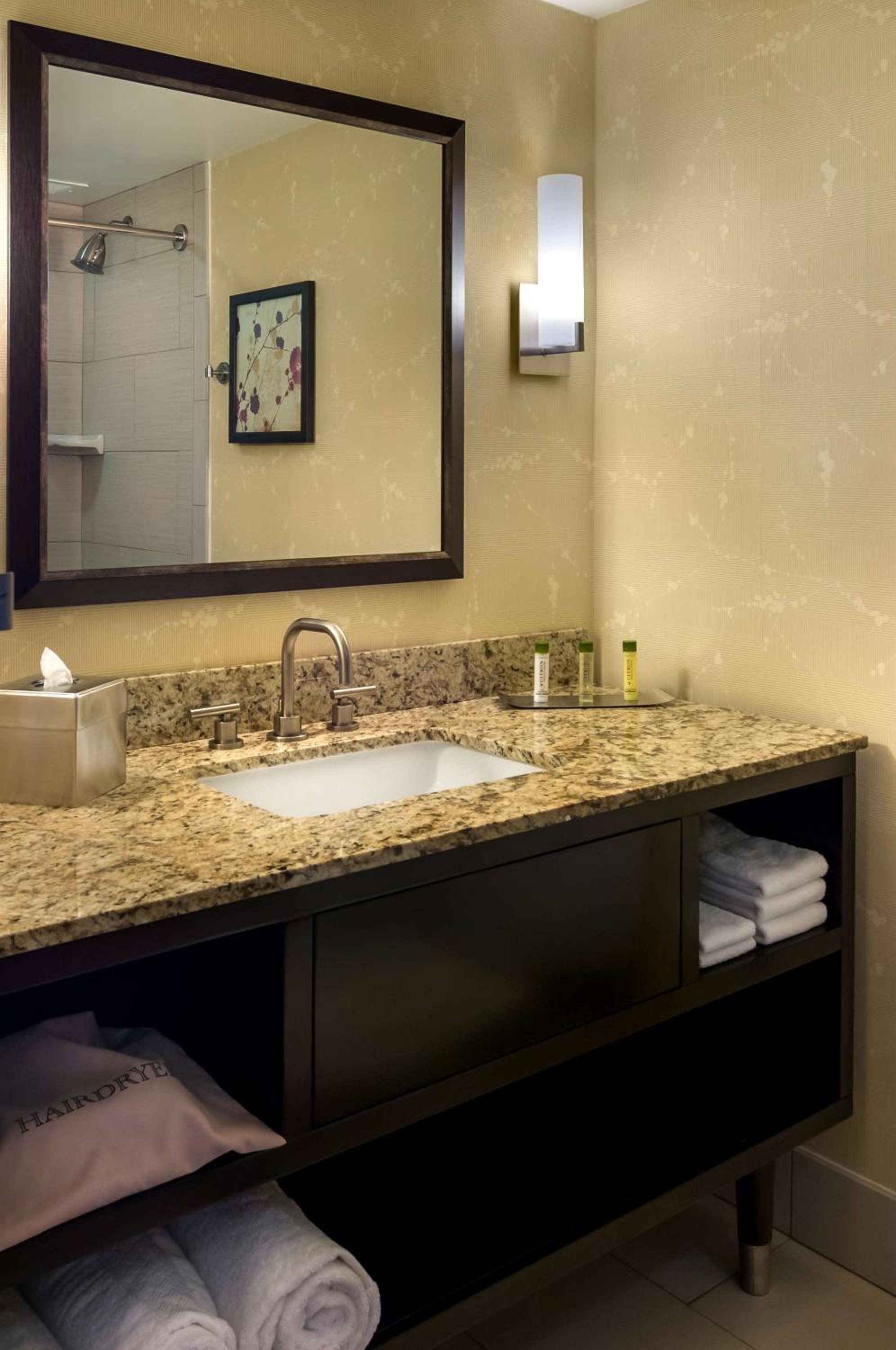 King Room with Tub - Mobility Access photo 2