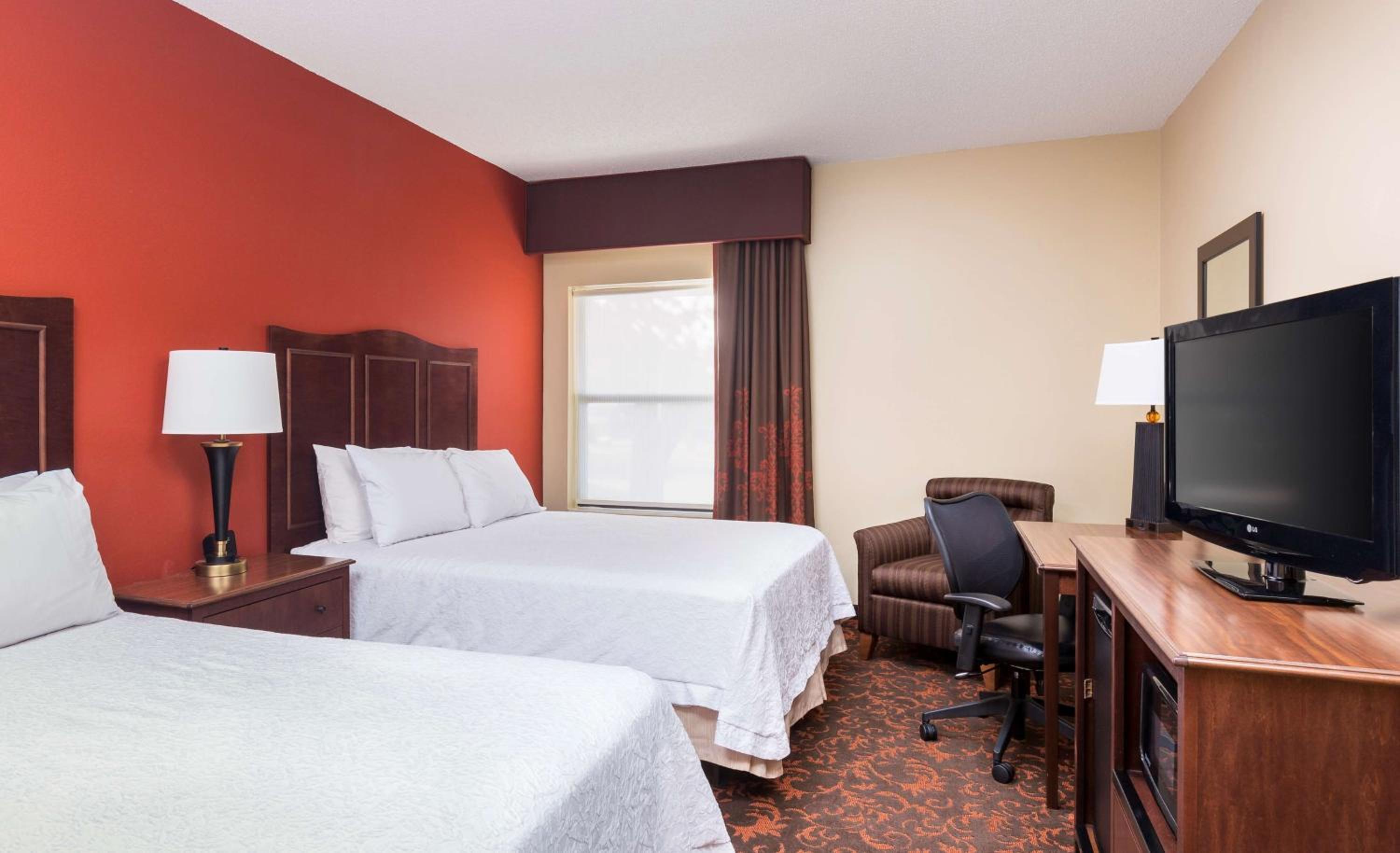 Room with Two Queen Beds - Non-Smoking - Photo 5