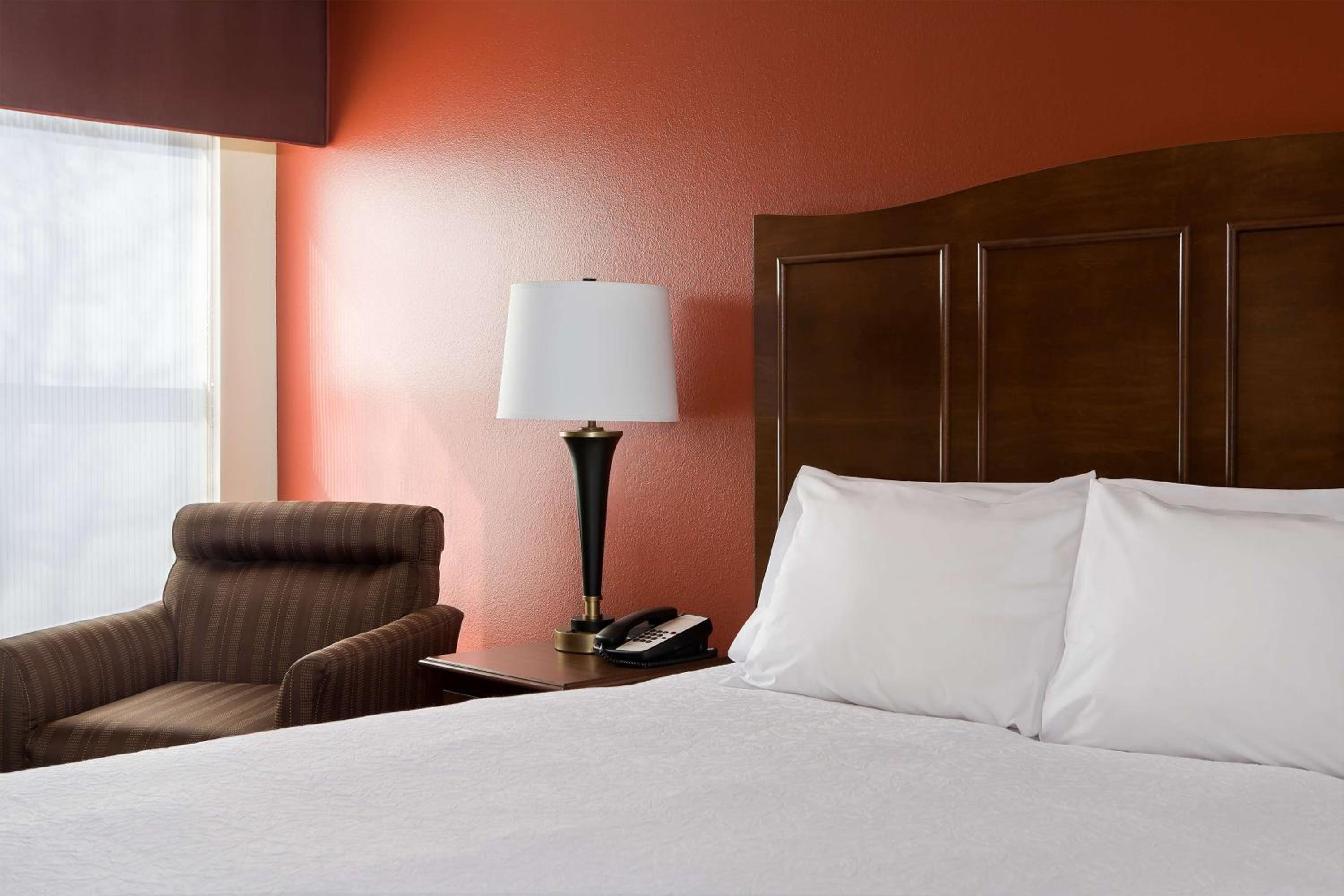 King Room with King Bed - Non-Smoking - Photo 2
