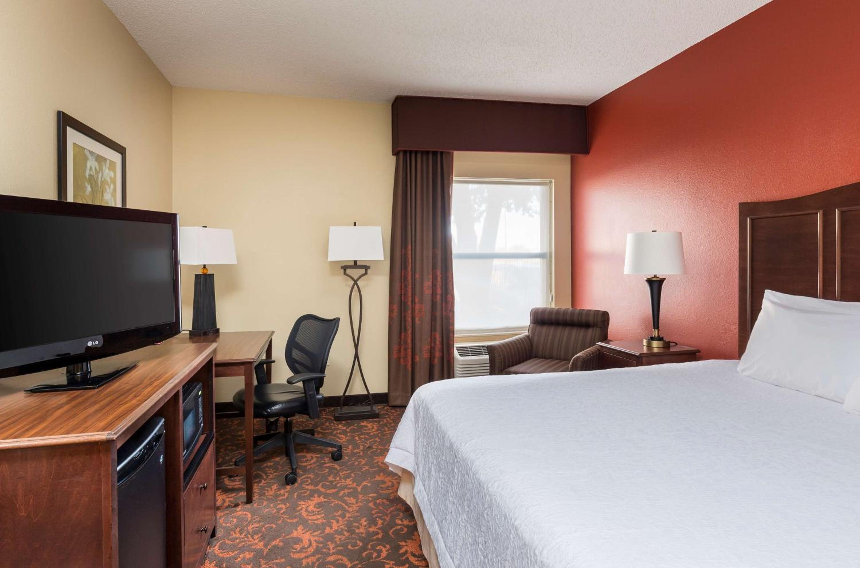 King Room with King Bed - Non-Smoking - Photo 3
