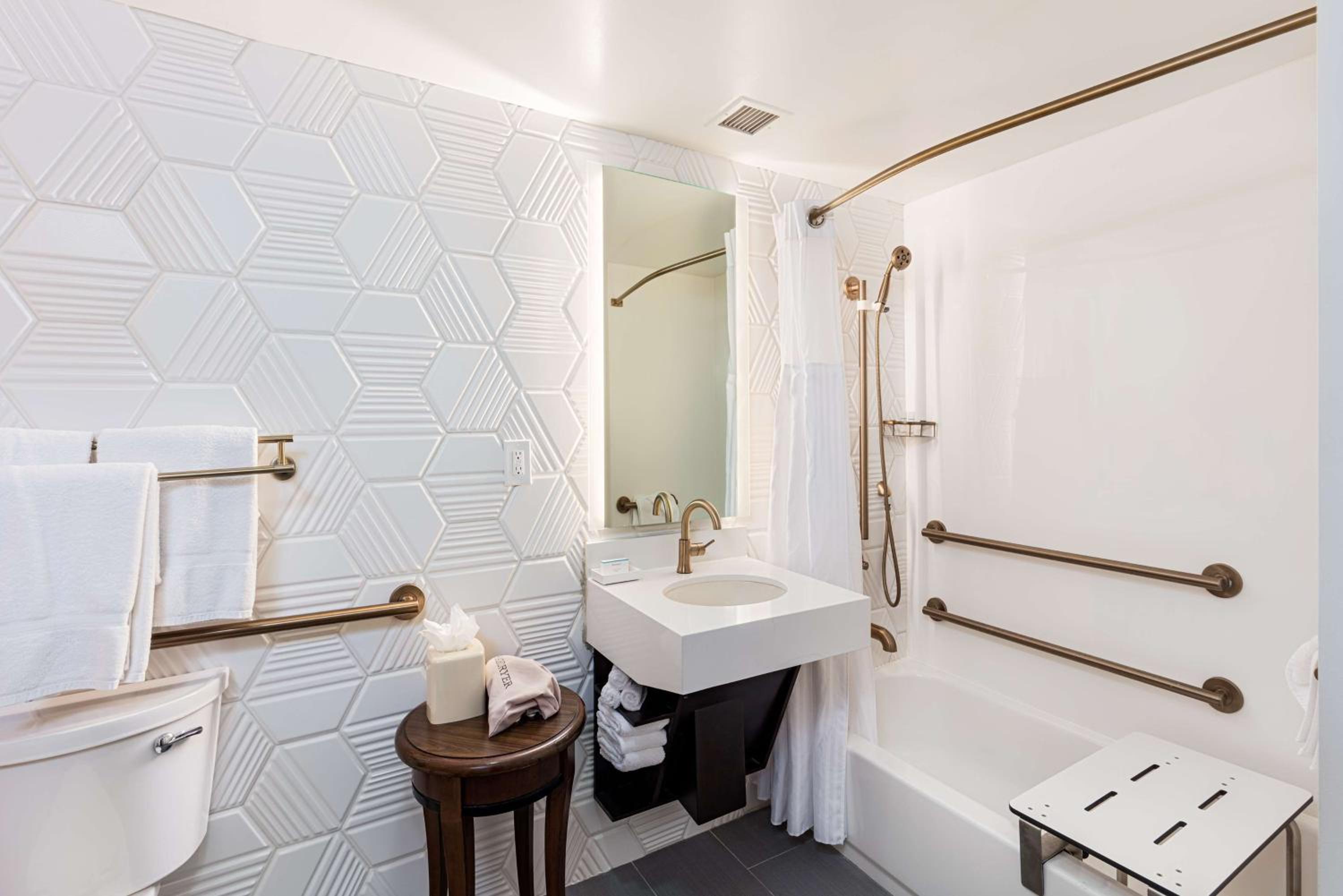 King Room with Bath Tub - Mobility Access