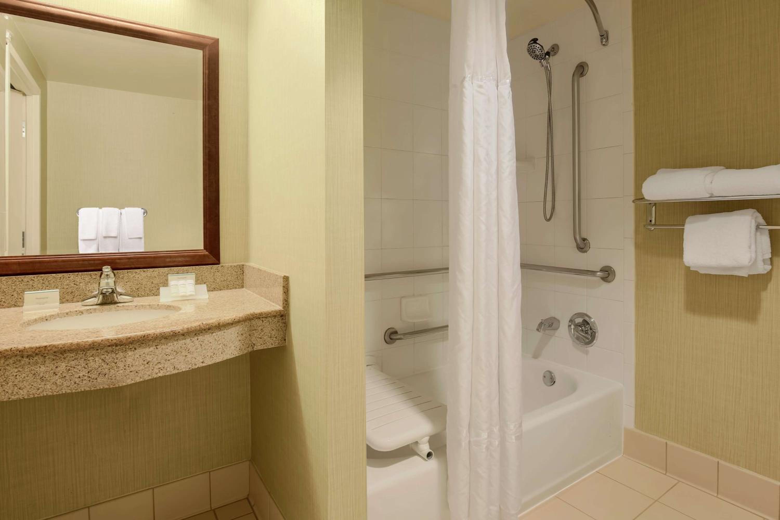 King Room with Tub - Mobility and Hearing Access - Photo 3