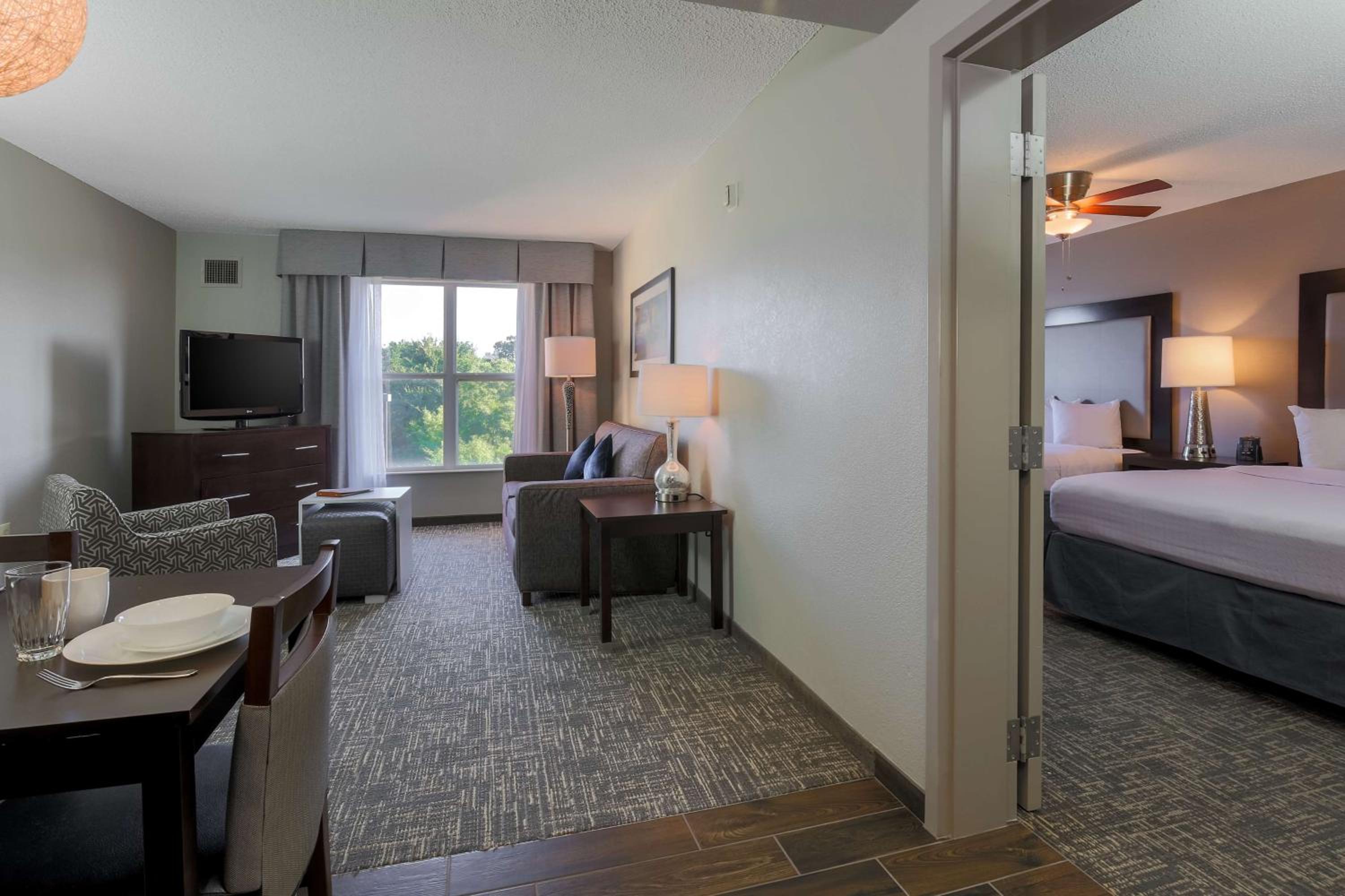 Deluxe One-Bedroom Suite - Non-Smoking photo 2