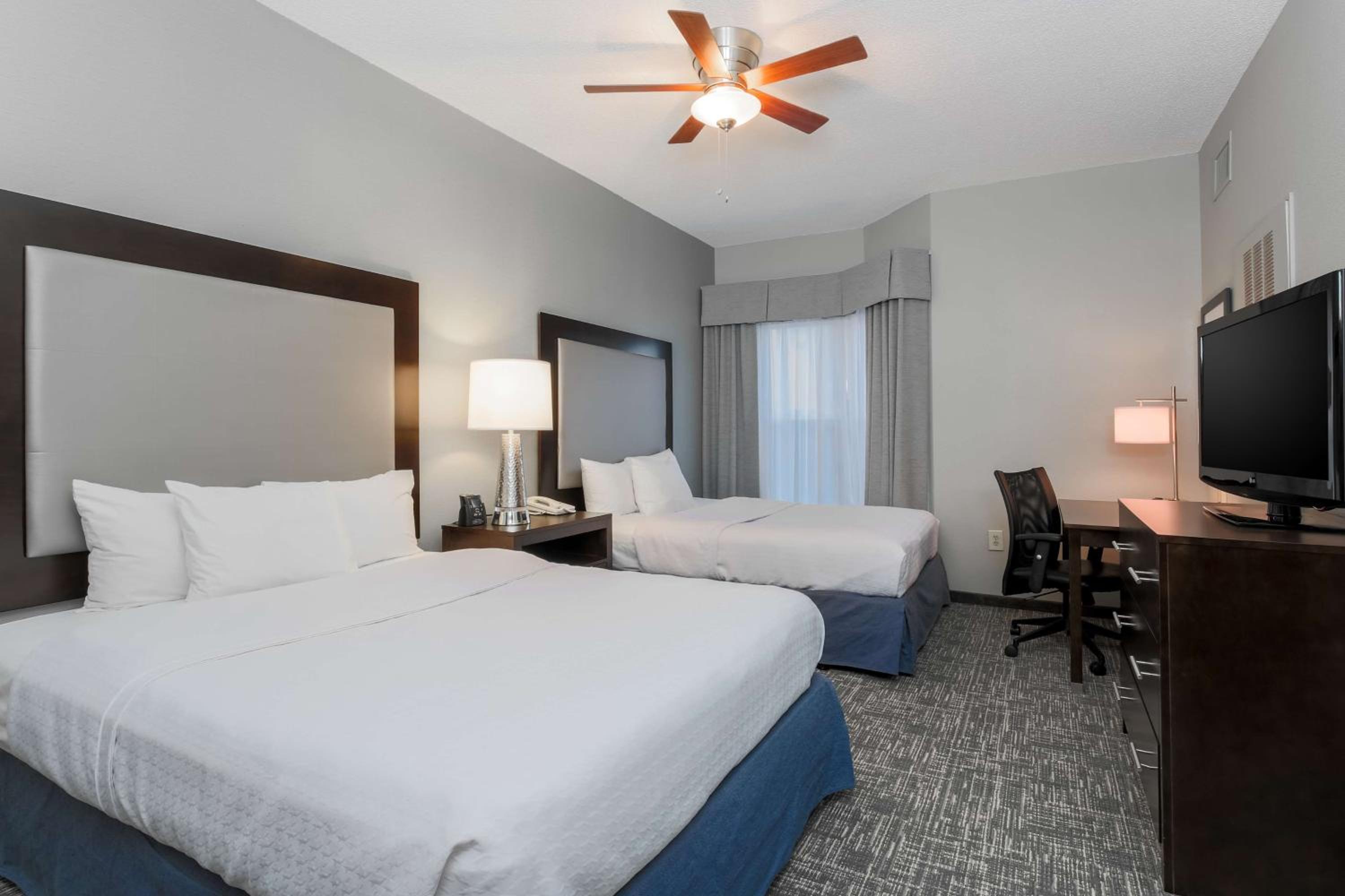 Suite with Two Queen Beds and Tub - Mobility and Hearing Access/Non-Smoking photo 3