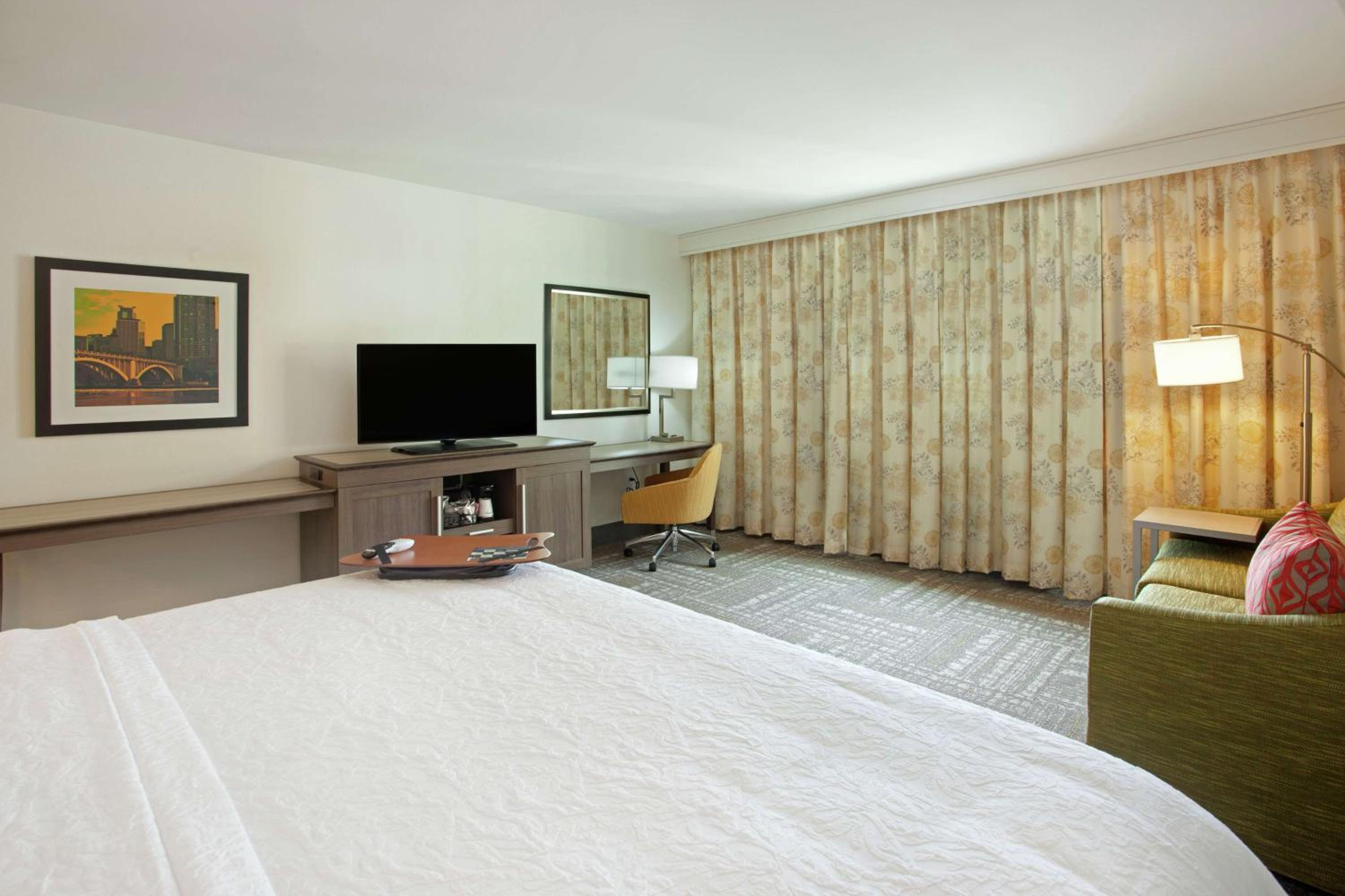 King Room with Sofa Bed - Hearing Accessible/Non-Smoking