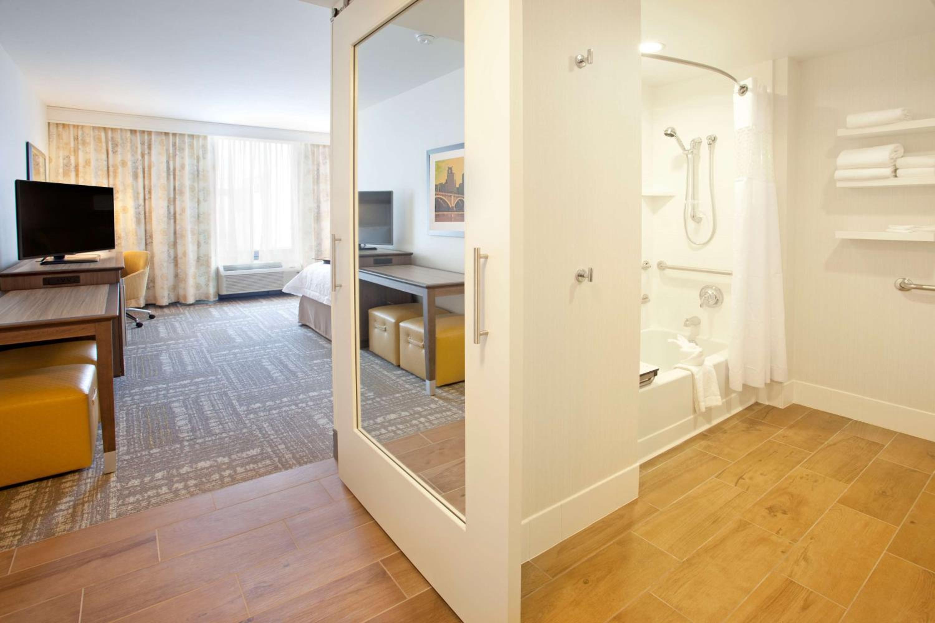 Queen Room with Two Queen Beds - Mobility Access/Non-Smoking
