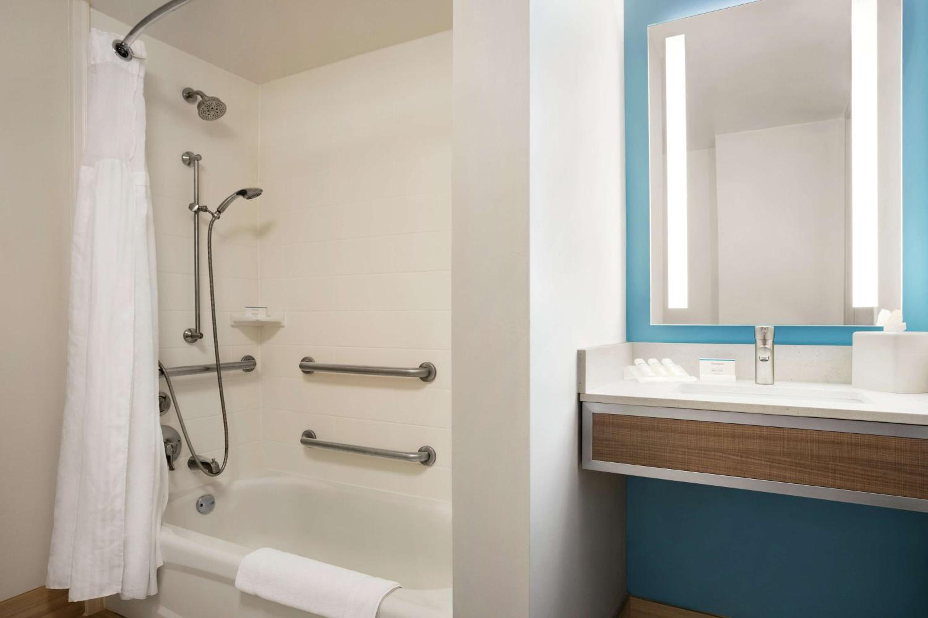 Queen Room with Two Queen Beds - Mobility and Hearing Access - Photo 2