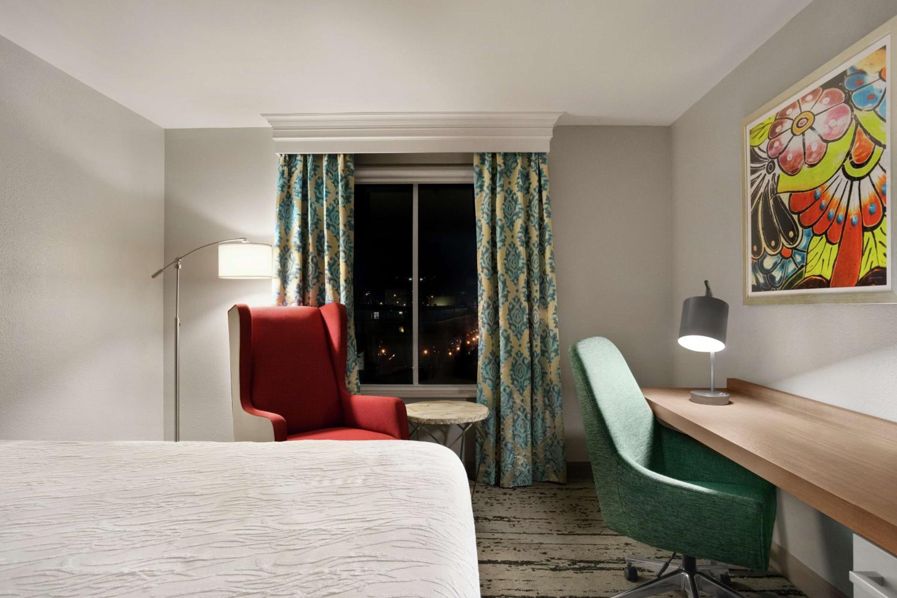 Queen Room with Two Queen Beds - Photo 3