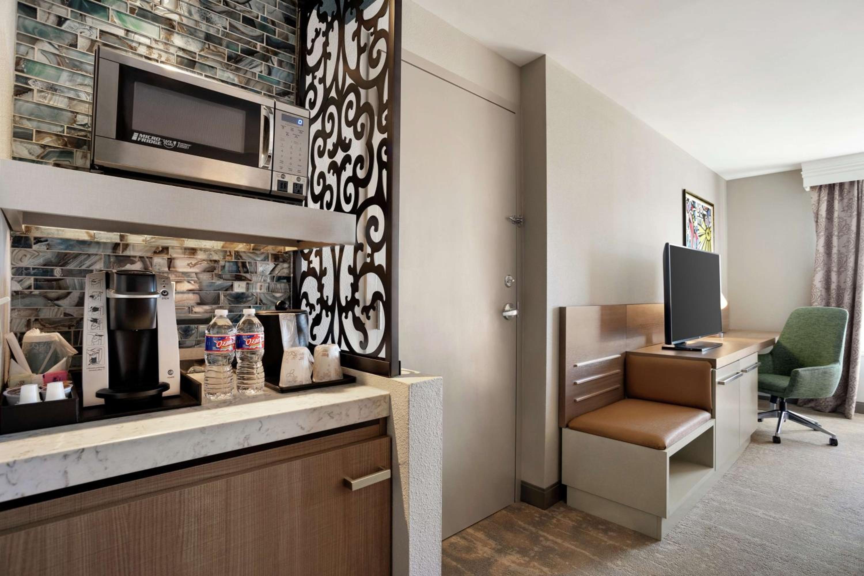 One-Bedroom King Suite - Photo 5