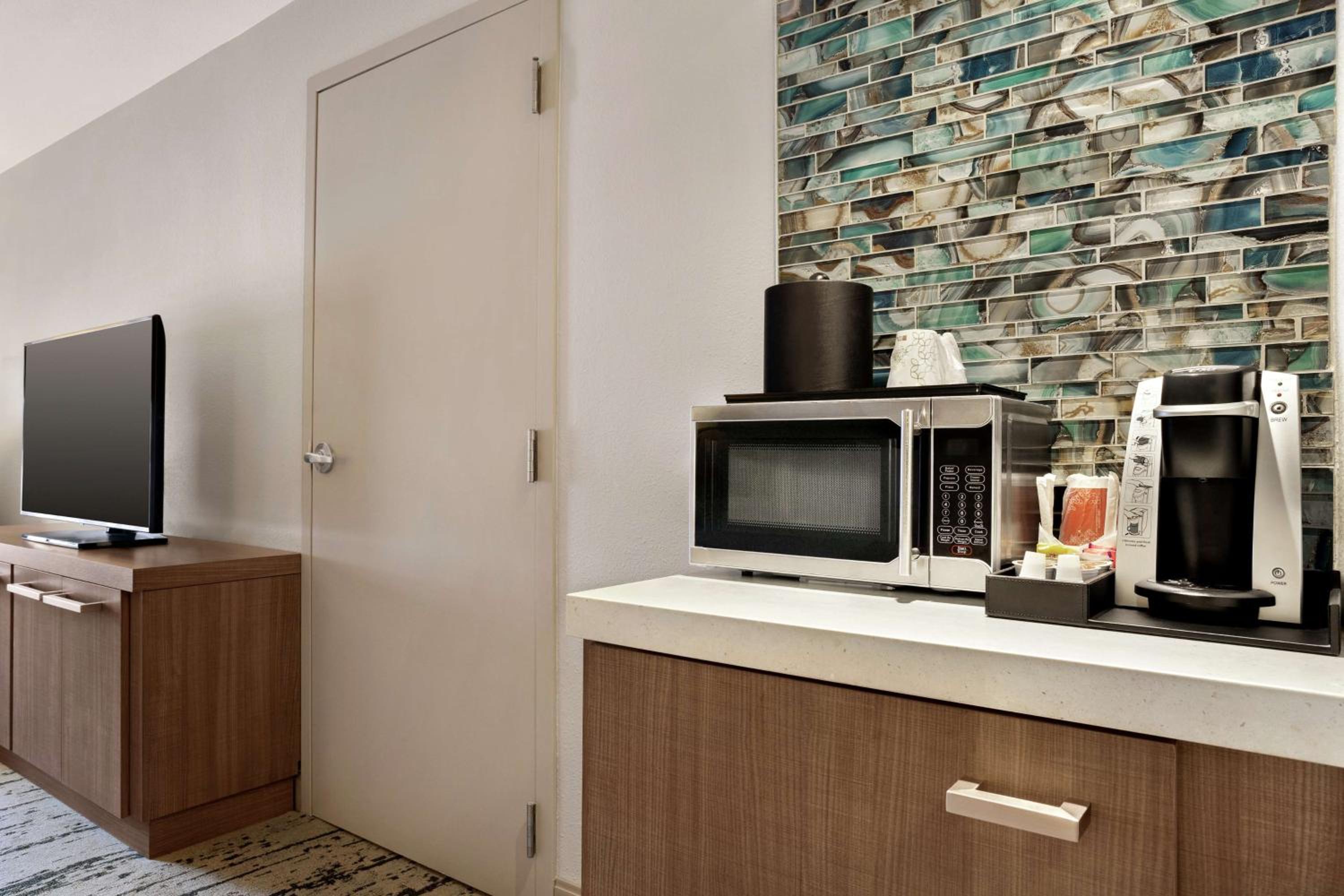 Queen Room with Two Queen Beds - Mobility and Hearing Access - Photo 5