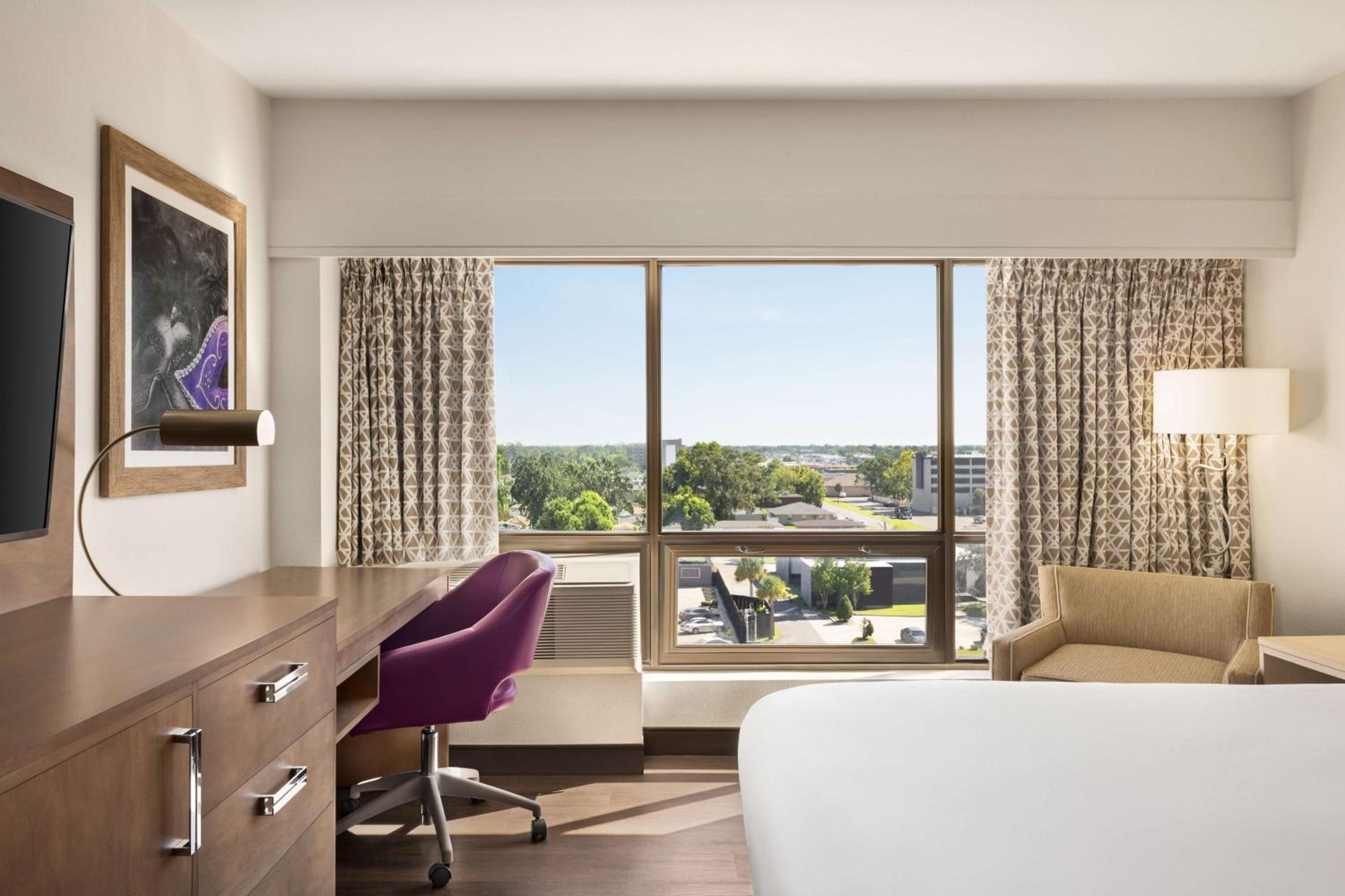 King Room with Roll-In Shower - Mobility Accessible - Photo 1