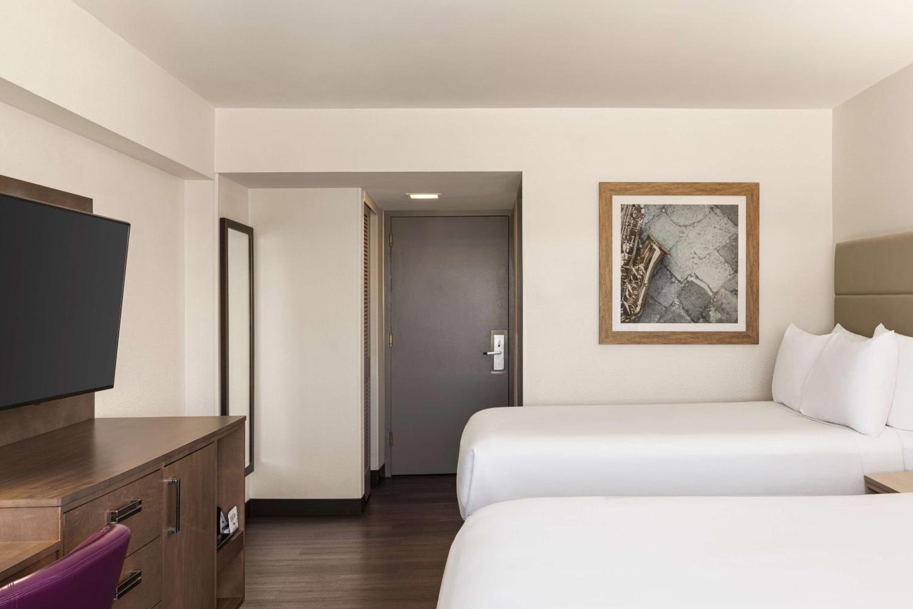 Double Room with Two Double Beds - Non-Smoking - Photo 2