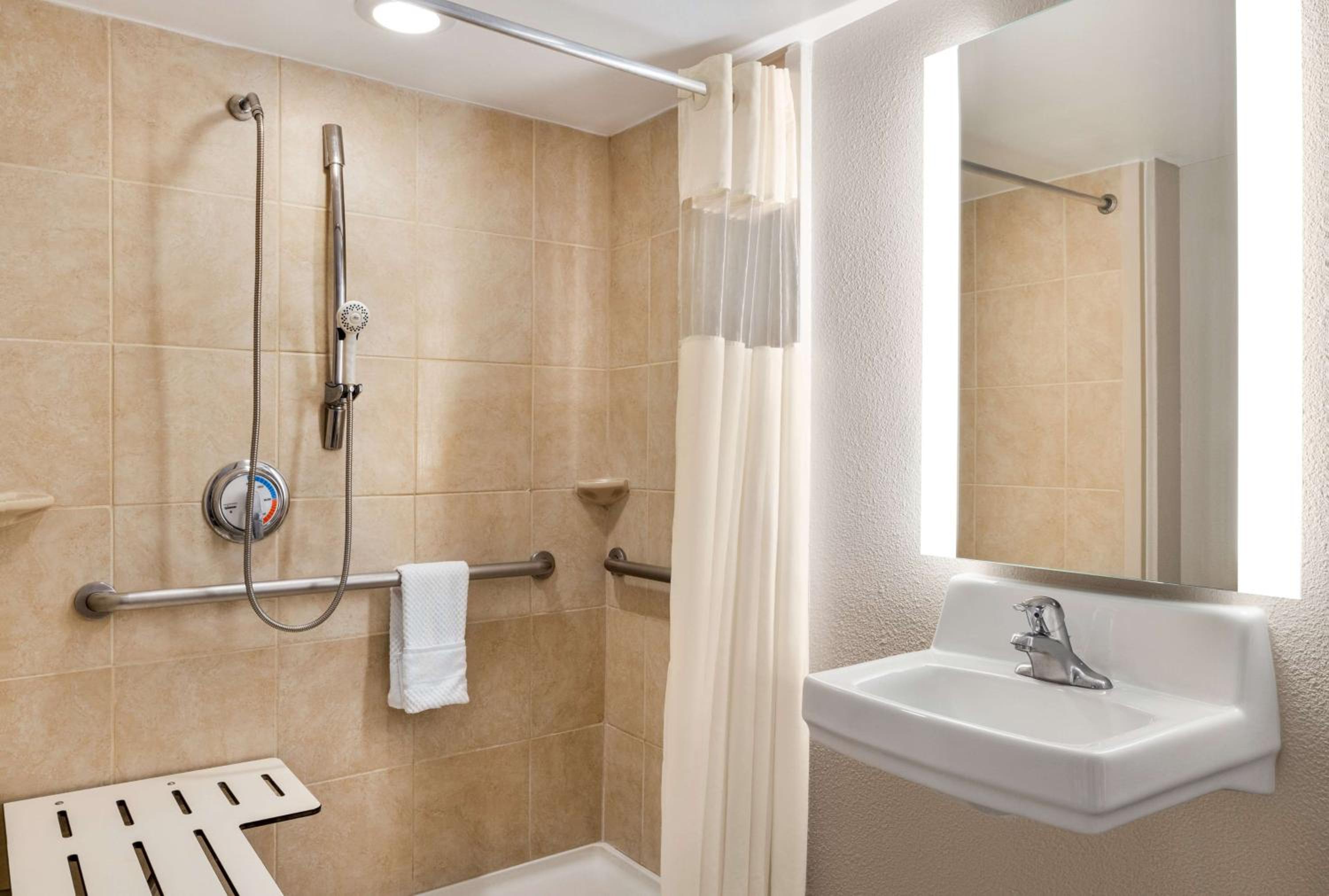King Room with Roll-In Shower - Mobility Accessible - Photo 2