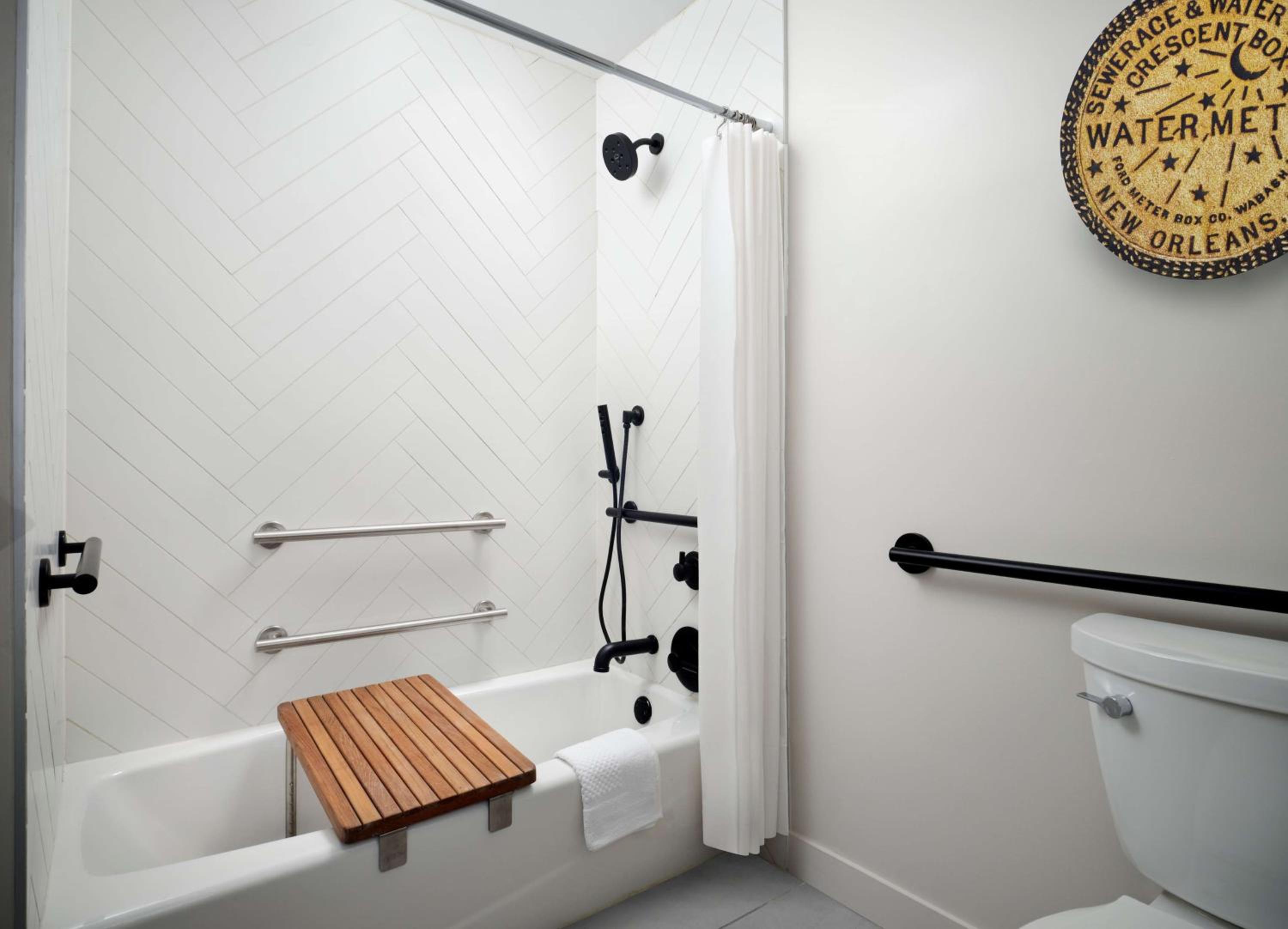 Deluxe King Room with Tub - Mobility/Hearing Access - Photo 4