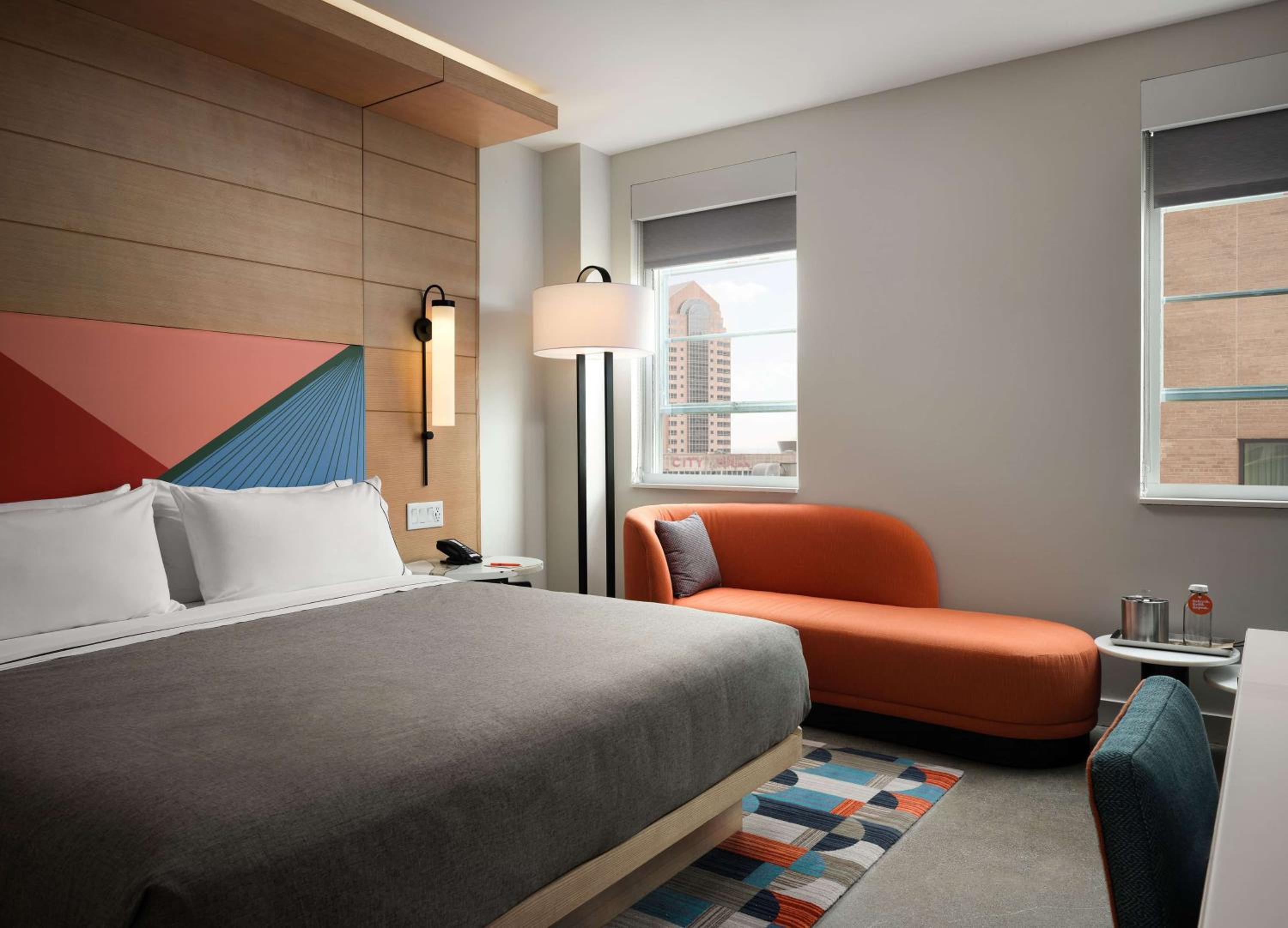 Deluxe King Room with Tub - Mobility/Hearing Access - Photo 2