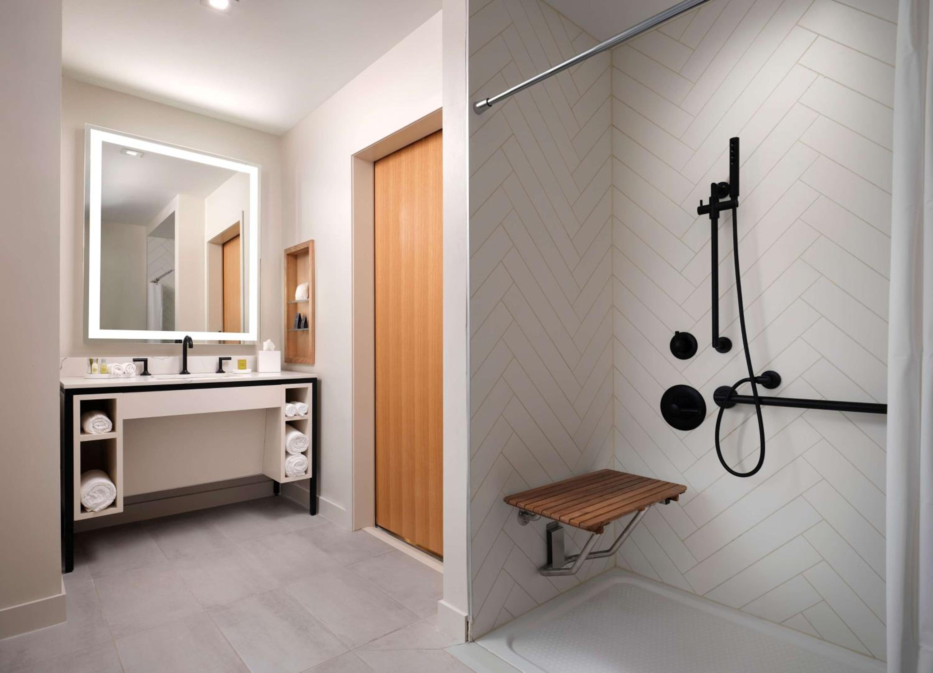 Deluxe King Room with Roll-In Shower - Mobility and Hearing Access/Non-Smoking - Photo 3