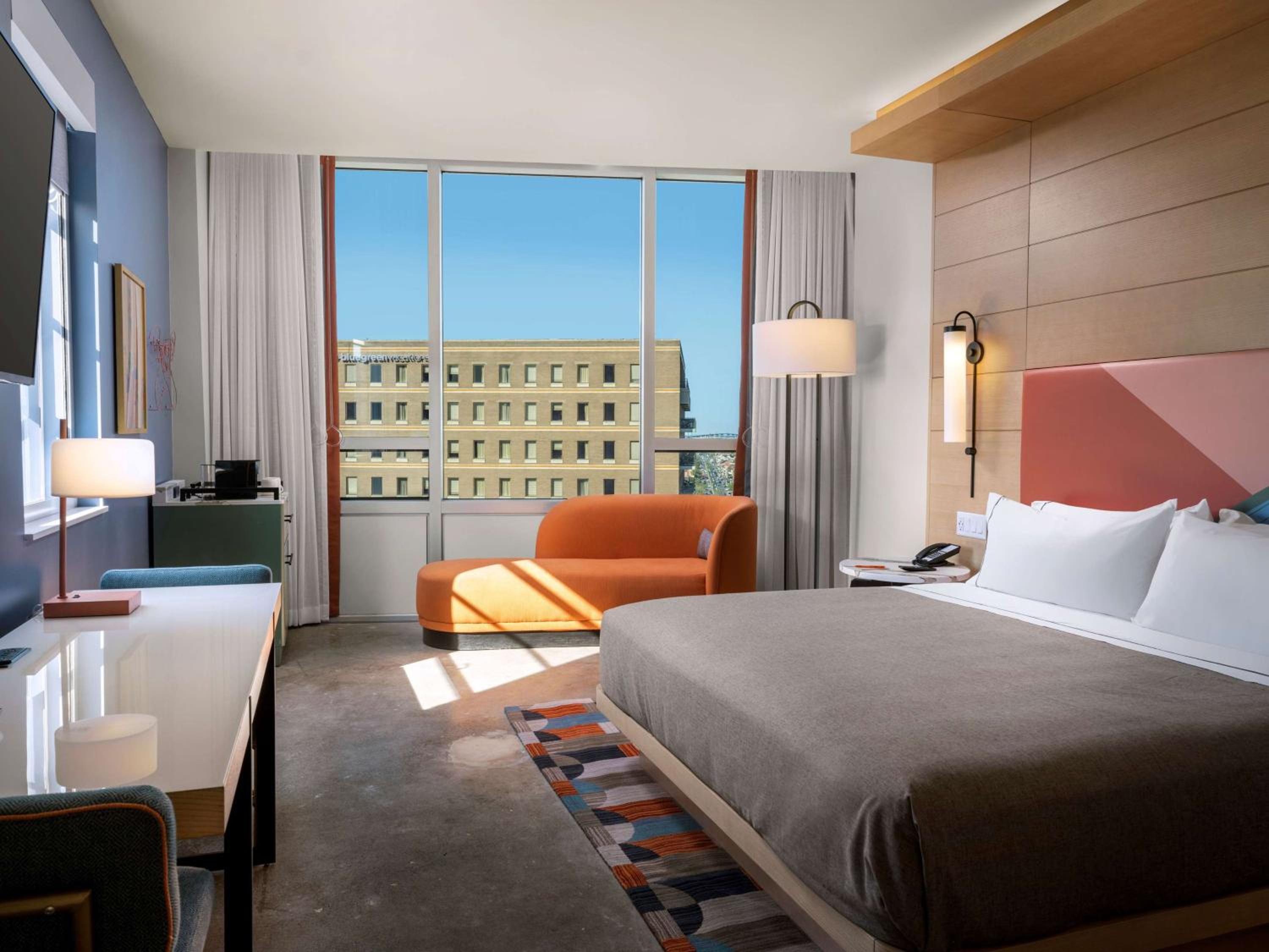 Premium Corner King Room - Photo 4