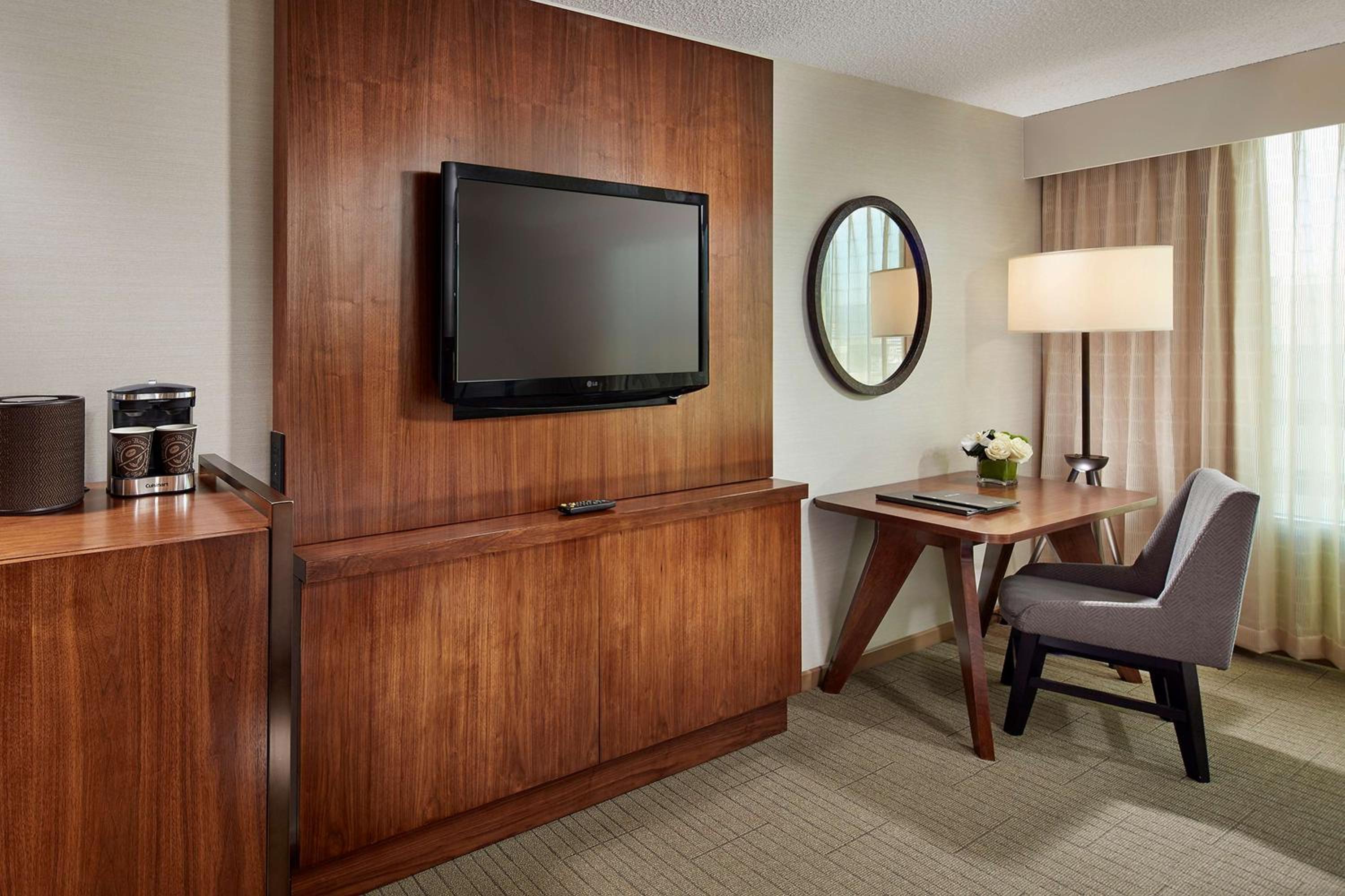 King Room with Roll-In Shower - Mobility Access - Photo 4
