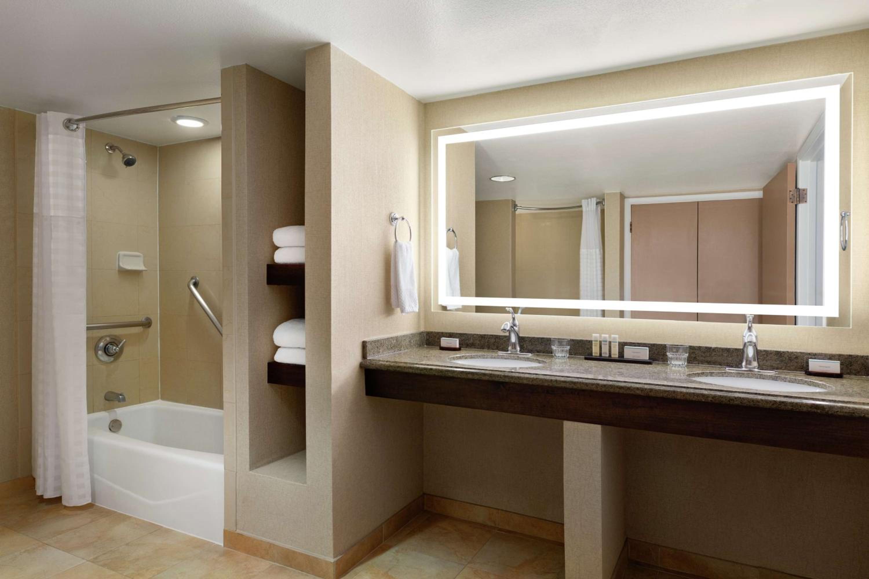 Double Room with Two Double Beds - Disability Access/Roll-In Shower/Non-Smoking - Photo 2