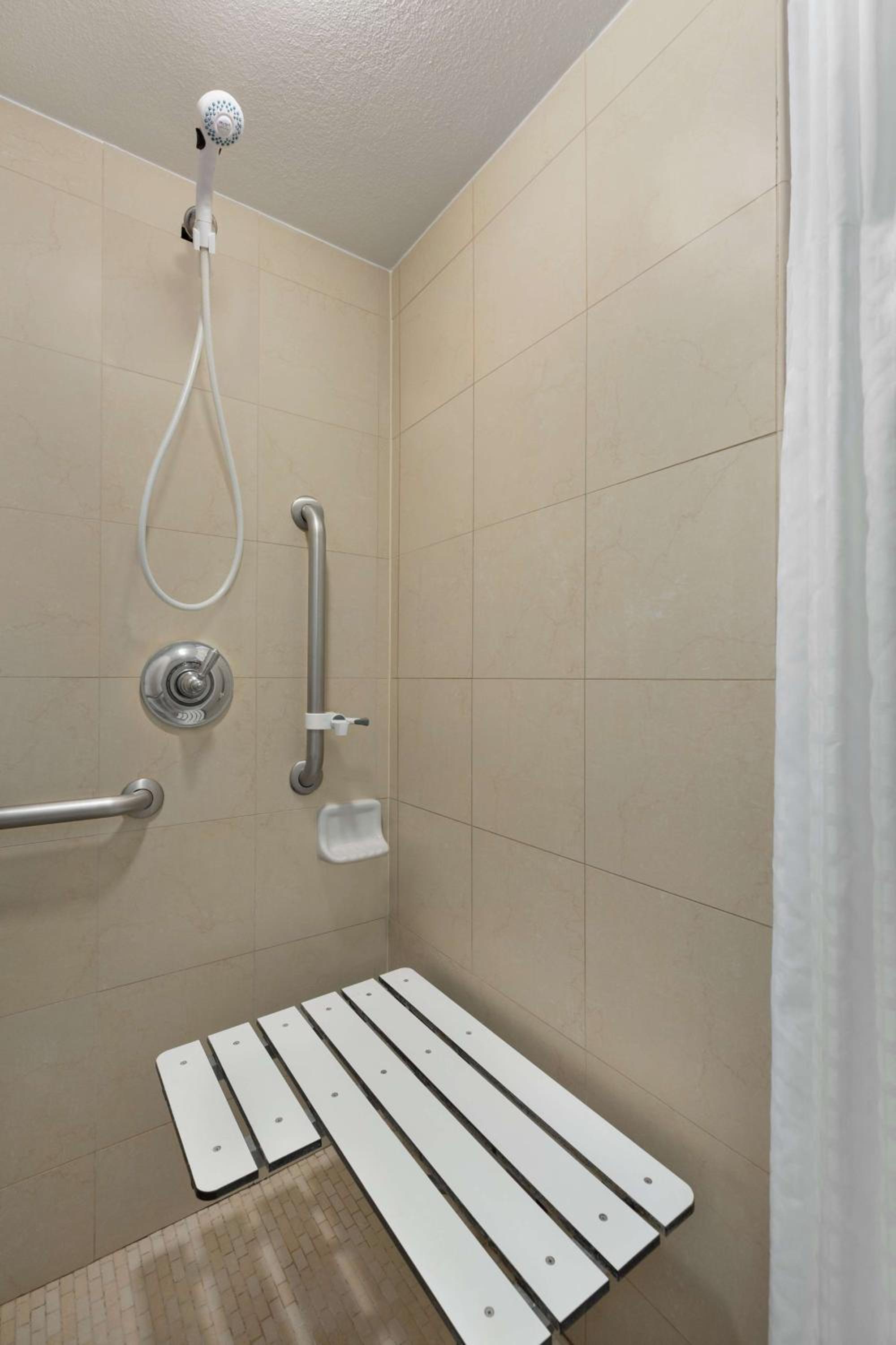 Double Room with Two Double Beds - Disability Access/Roll-In Shower/Non-Smoking - Photo 5