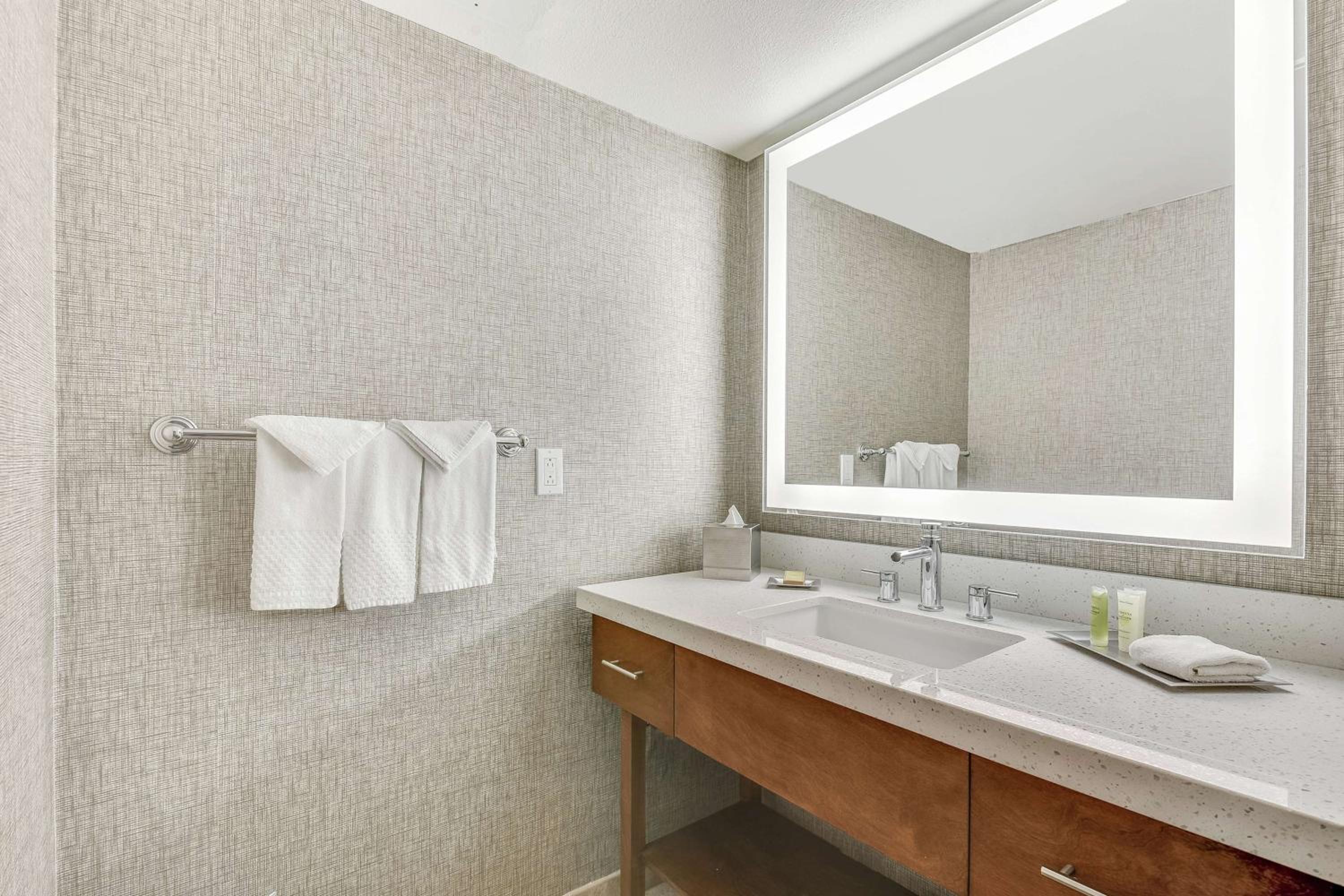 One-Bedroom Queen Suite with Two Queen Beds photo 3