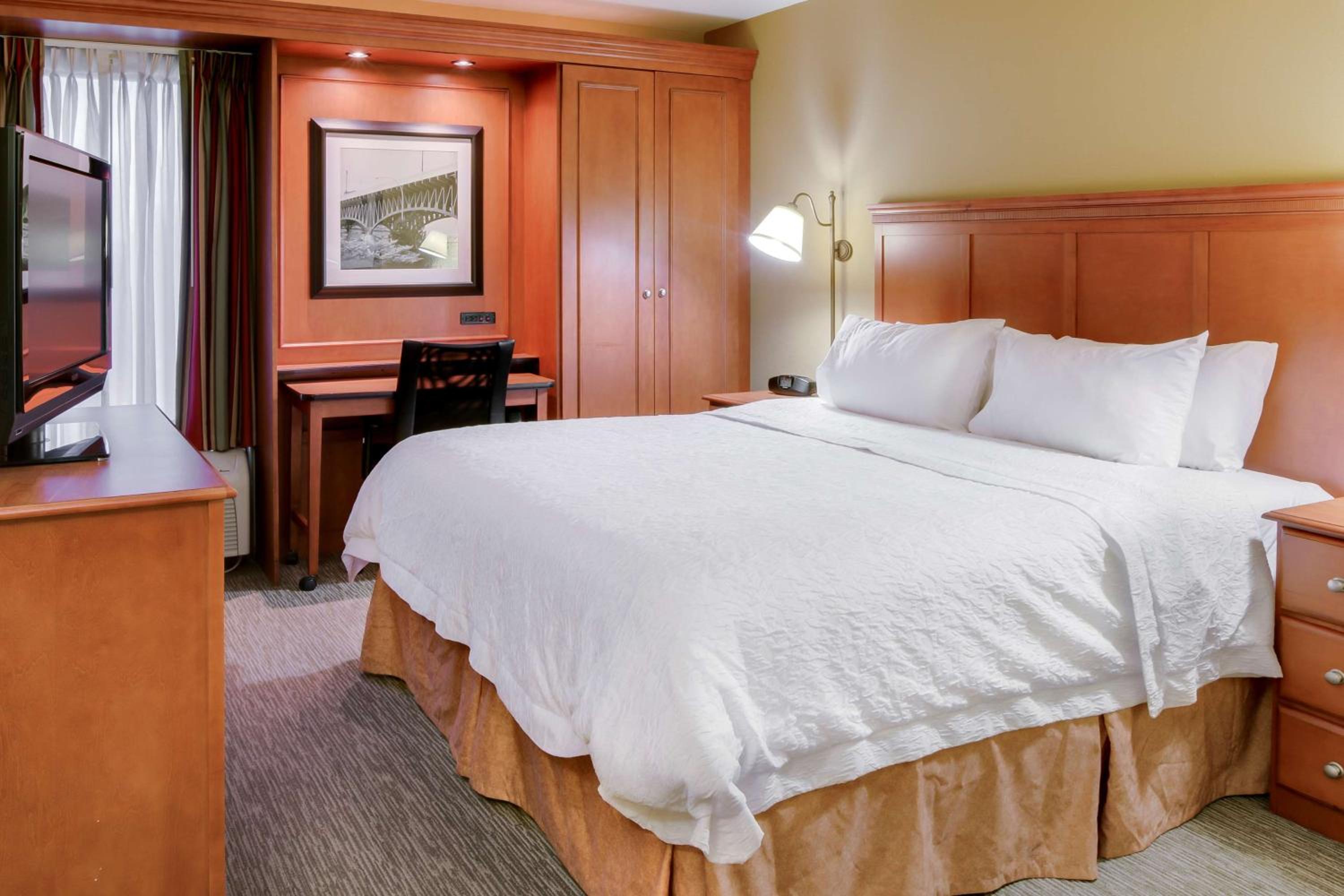 King Room With Roll-In Shower - Mobility Access/Non-Smoking