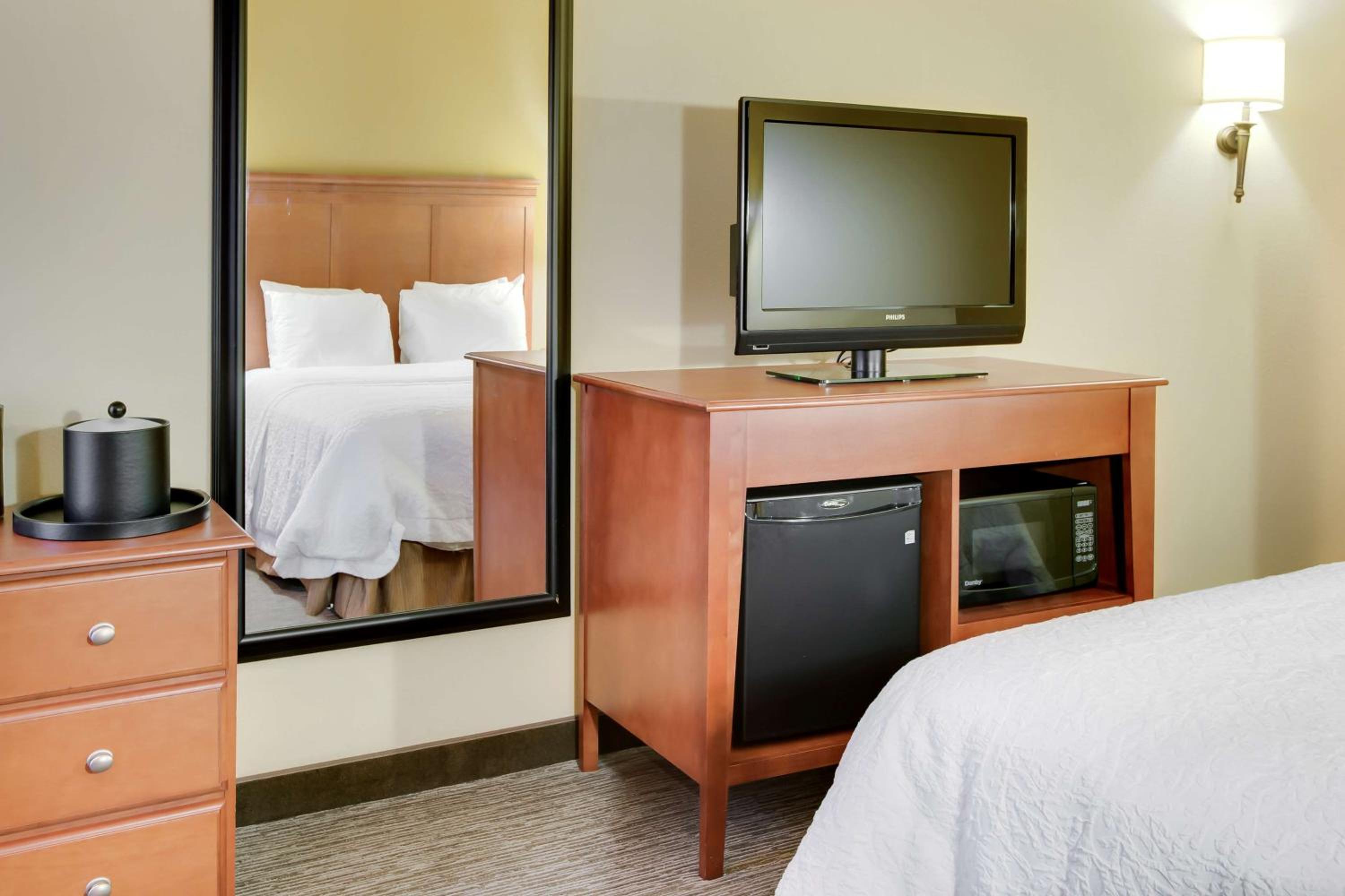 Queen Room With Mobility Access/Non-Smoking - Photo 3