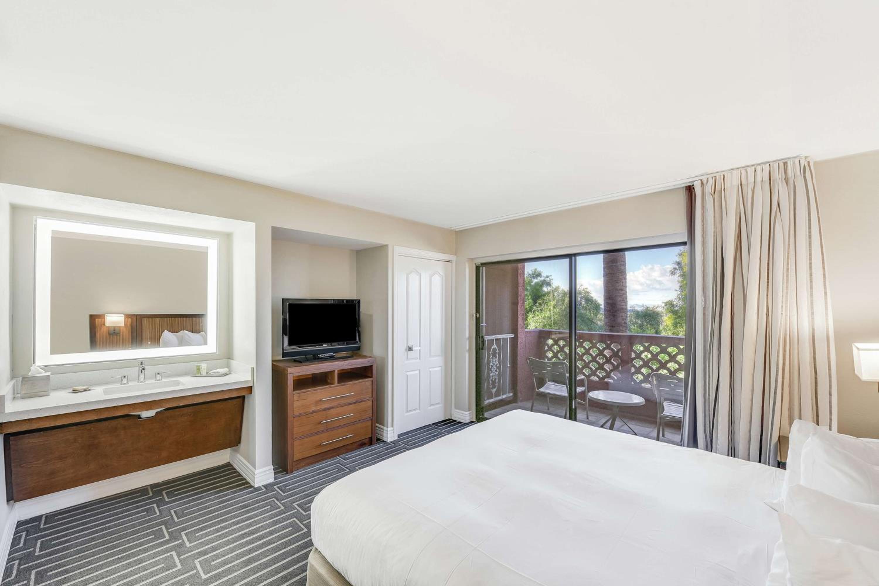 King Room with Bath Tub - Hearing Accessible photo 2
