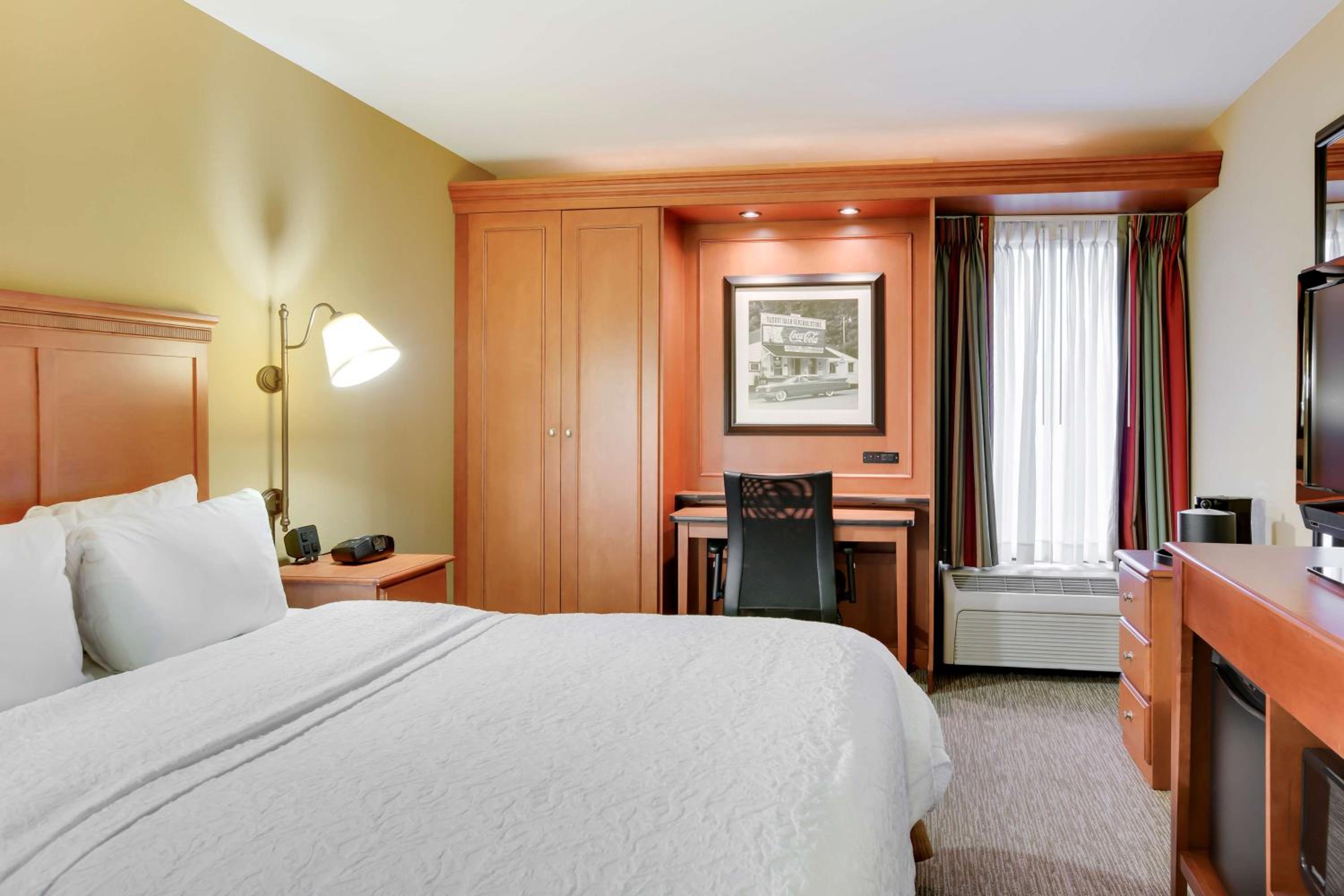 Queen Room With Mobility Access/Non-Smoking - Photo 2