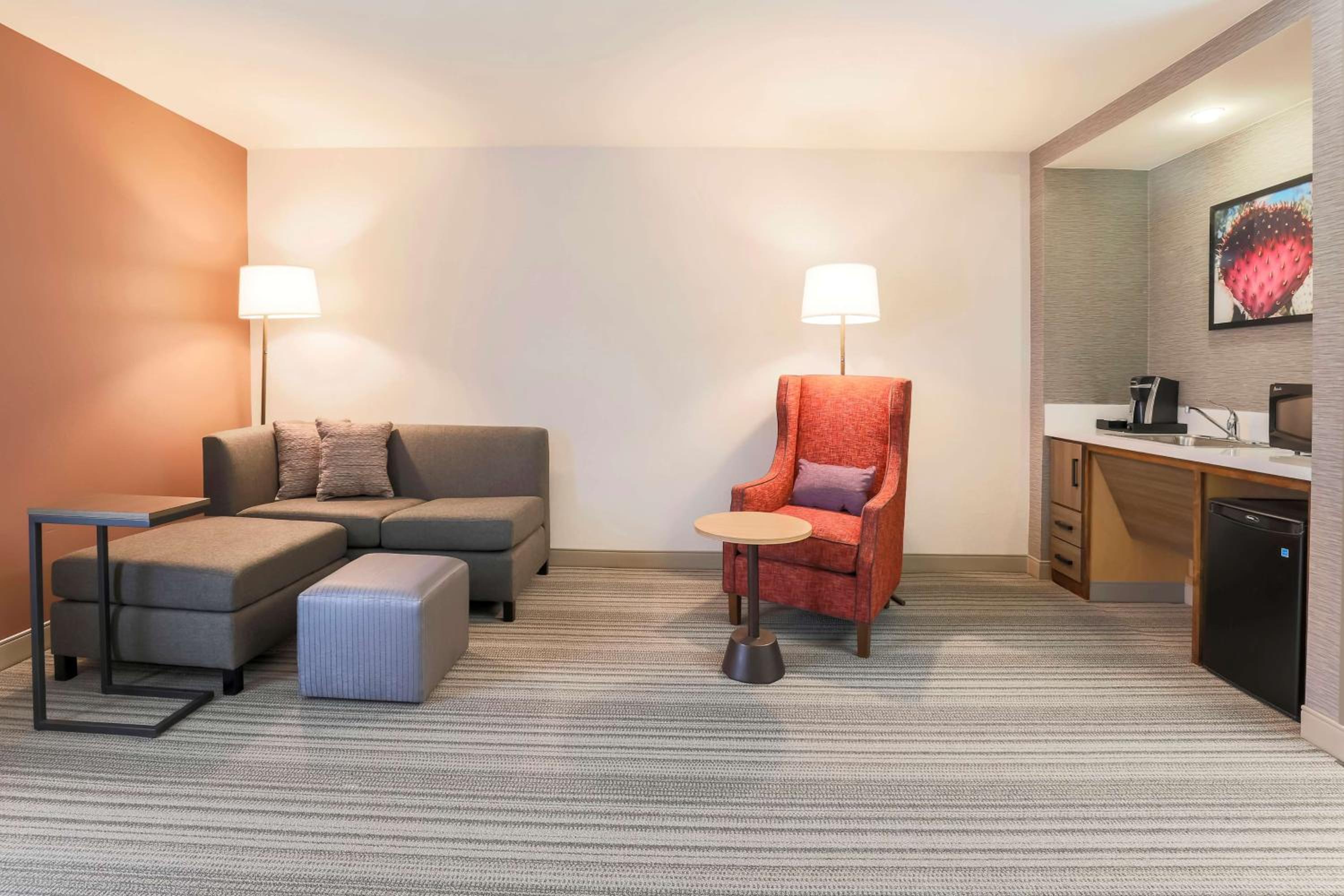 King Room with Tub - Mobility and Hearing Access photo 2