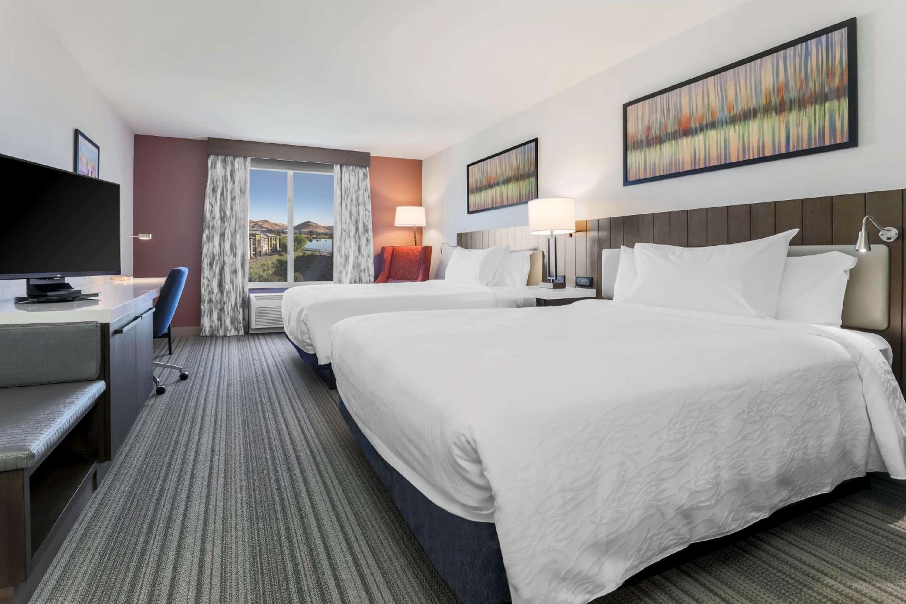Queen Room with Two Queen Beds - Photo 3