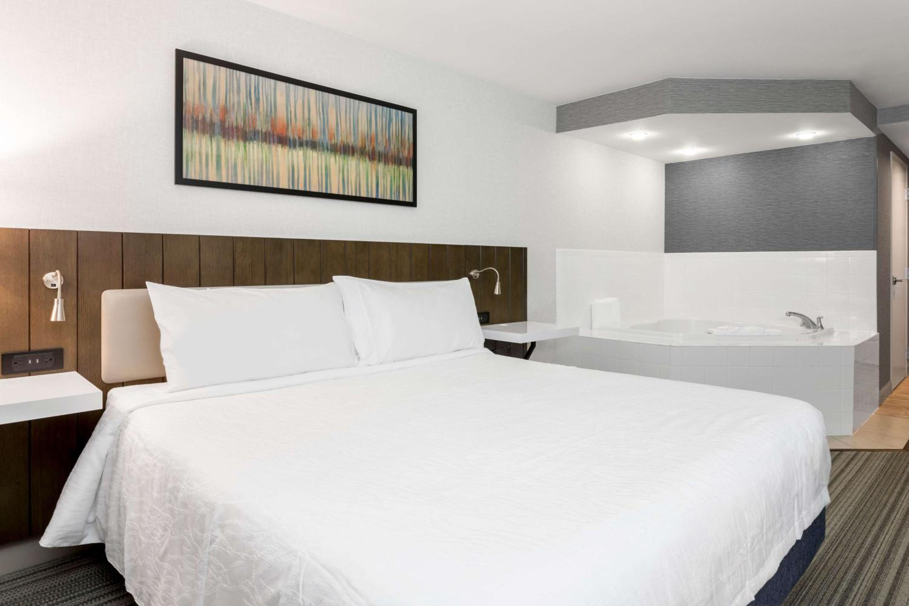King Room with Whirlpool - Photo 5