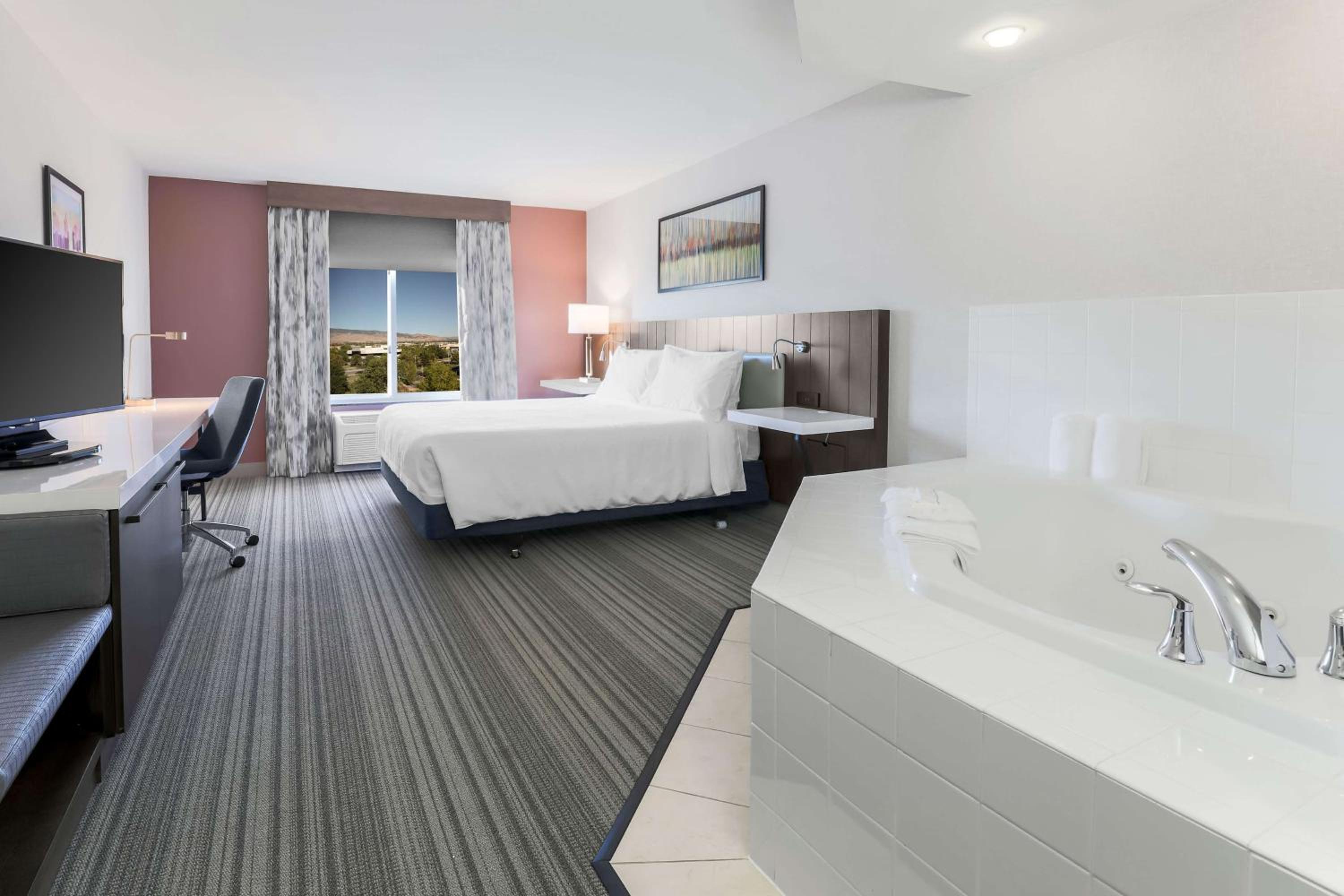 King Room with Whirlpool - Photo 2